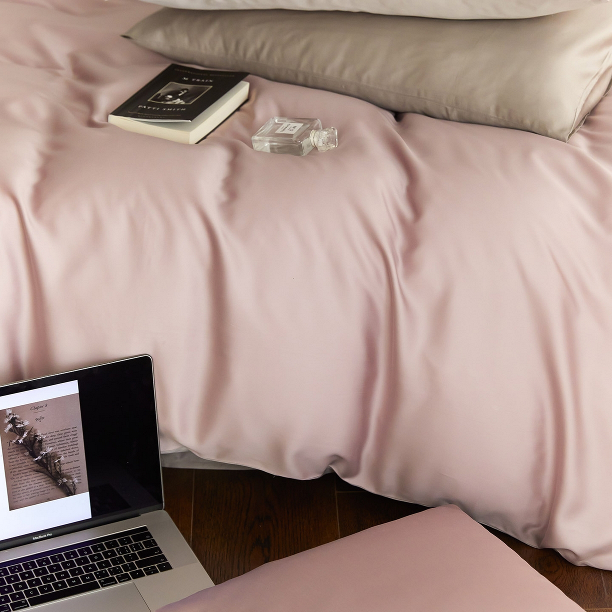 91家纺网 家纺一手货源 找家纺 群鹿蚕丝羽绒馆 2025新款60支兰精天丝纯色双拼四件套 满天星紫-曙光银