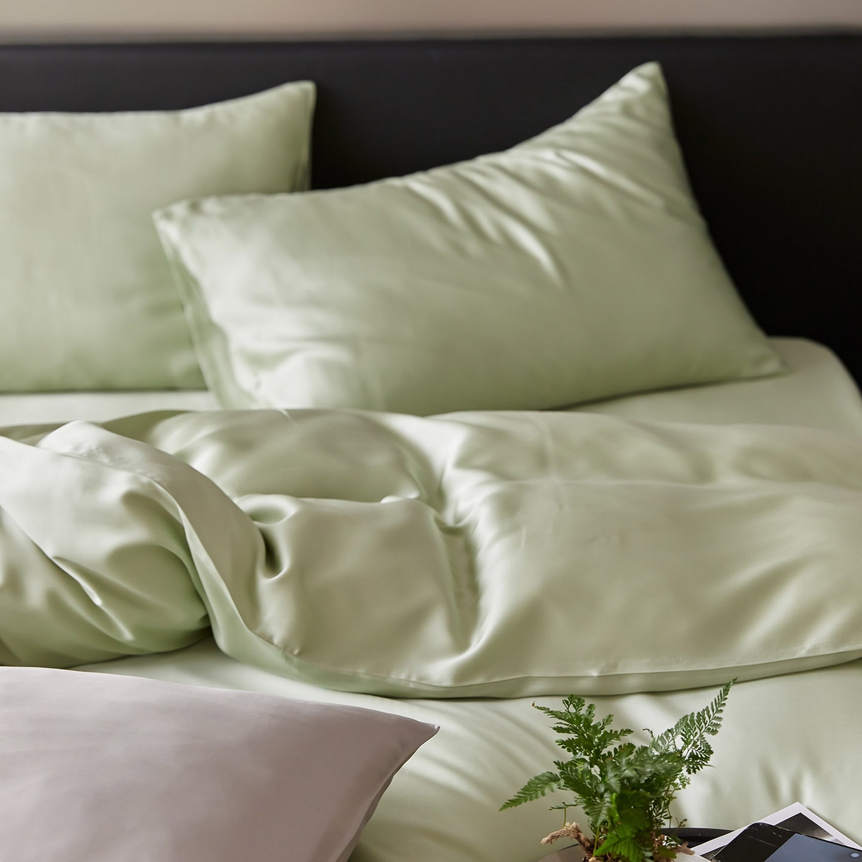 91家纺网 家纺一手货源 找家纺 群鹿蚕丝羽绒馆 2025新款60支兰精天丝纯色双拼四件套 嫩叶绿