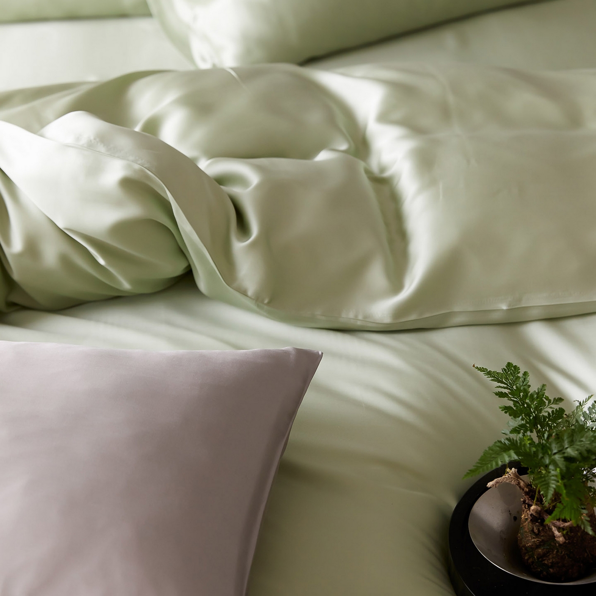 91家纺网 家纺一手货源 找家纺 群鹿蚕丝羽绒馆 2025新款60支兰精天丝纯色双拼四件套 嫩叶绿