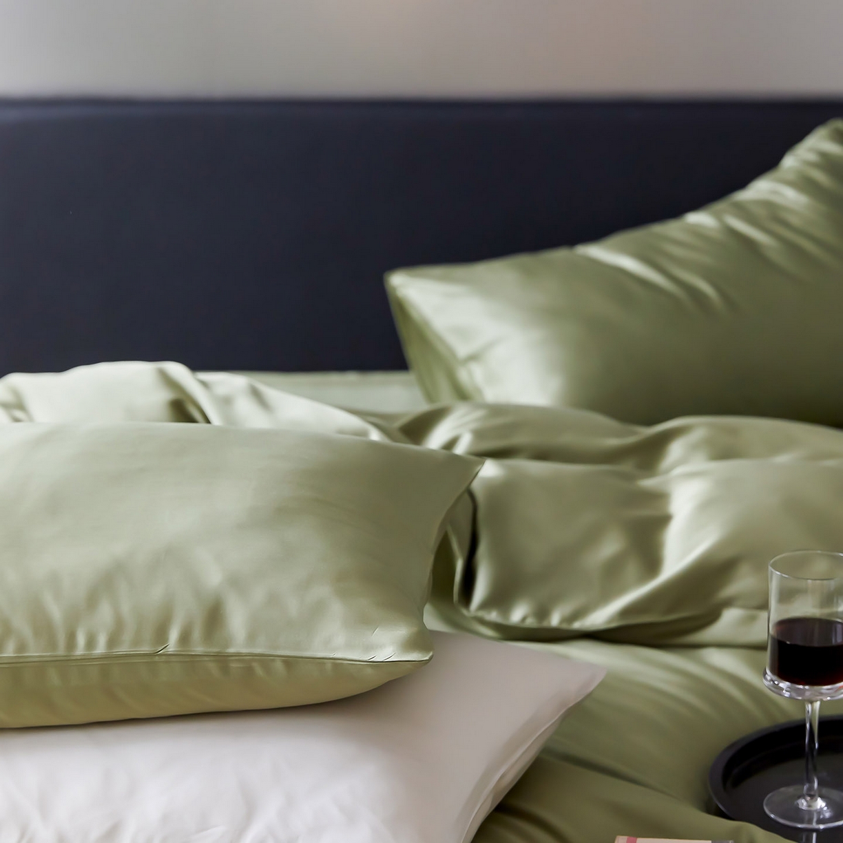 91家纺网 家纺一手货源 找家纺 群鹿蚕丝羽绒馆 2025新款60支兰精天丝纯色双拼四件套 欧芹绿