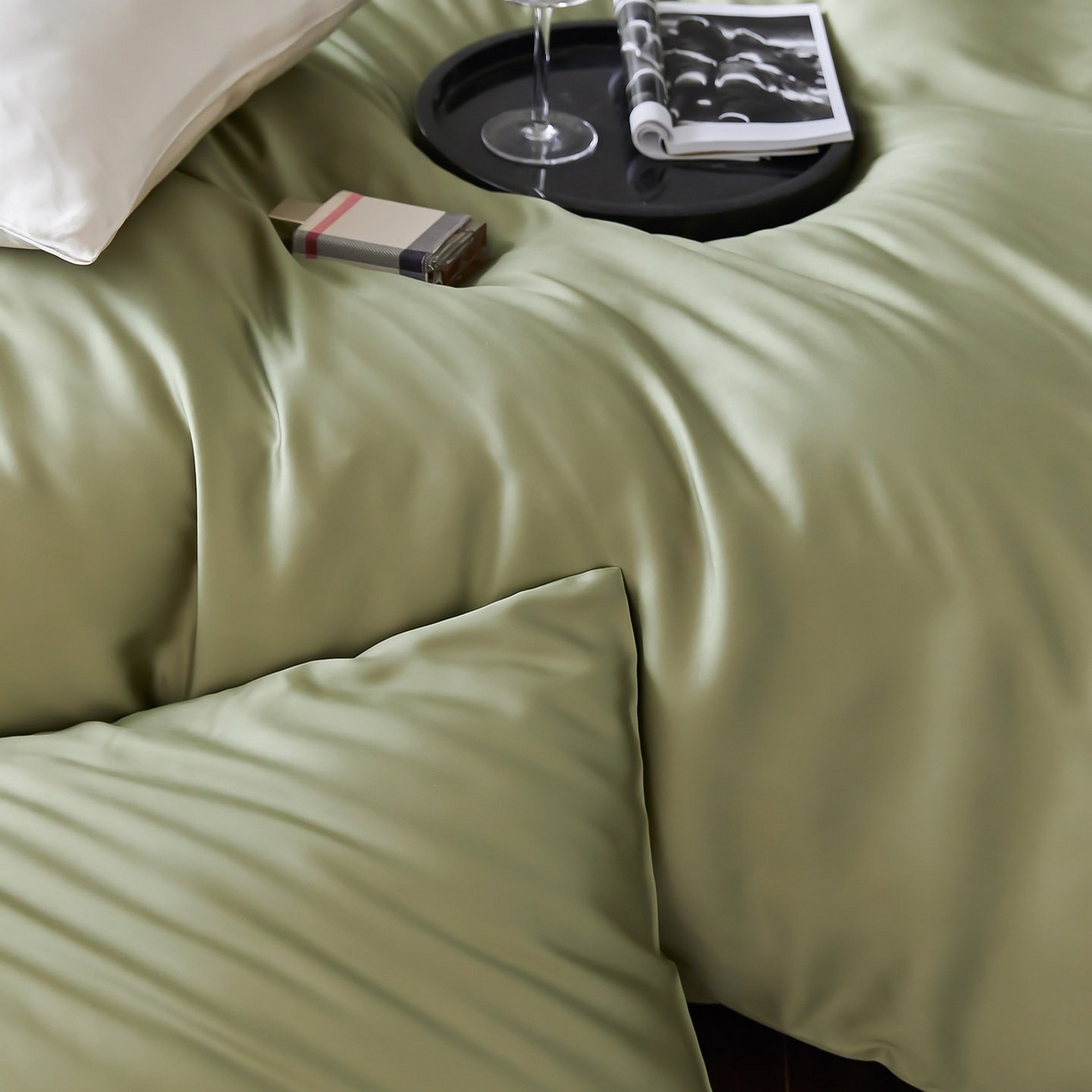 91家纺网 家纺一手货源 找家纺 群鹿蚕丝羽绒馆 2025新款60支兰精天丝纯色双拼四件套 欧芹绿