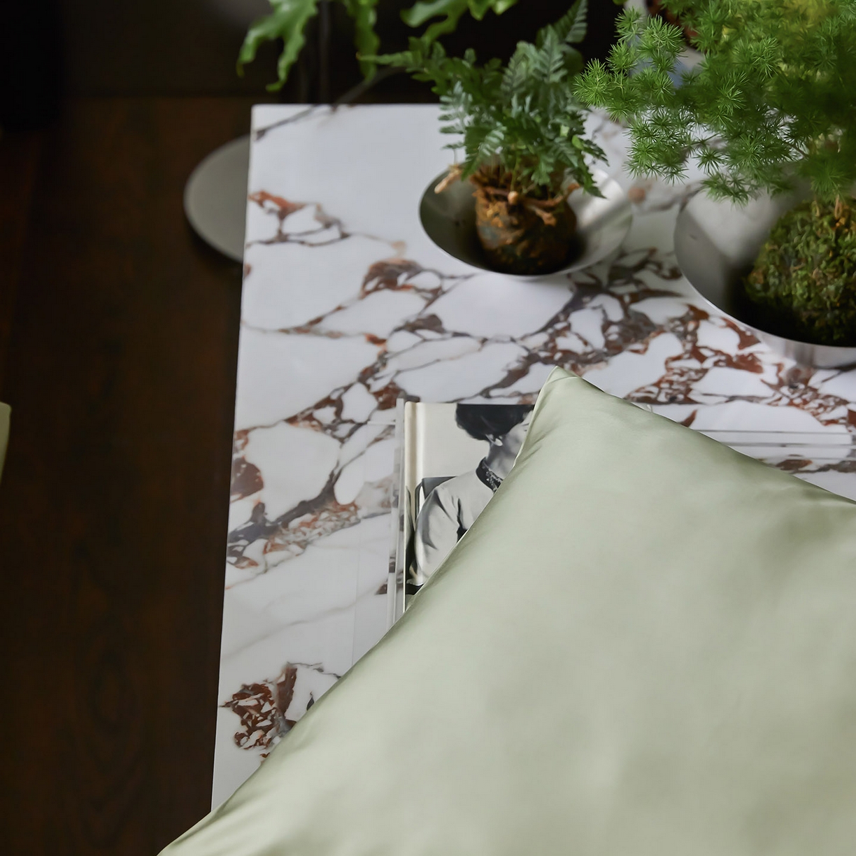 91家纺网 家纺一手货源 找家纺 群鹿蚕丝羽绒馆 2025新款60支兰精天丝纯色双拼四件套 欧芹绿