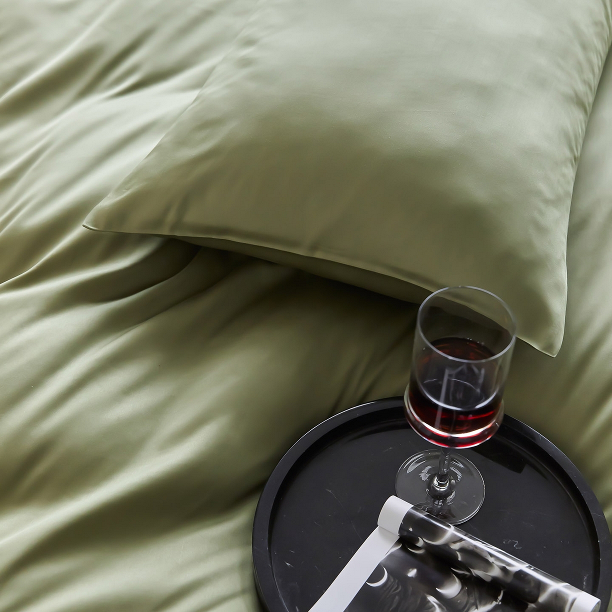 91家纺网 家纺一手货源 找家纺 群鹿蚕丝羽绒馆 2025新款60支兰精天丝纯色双拼四件套 欧芹绿