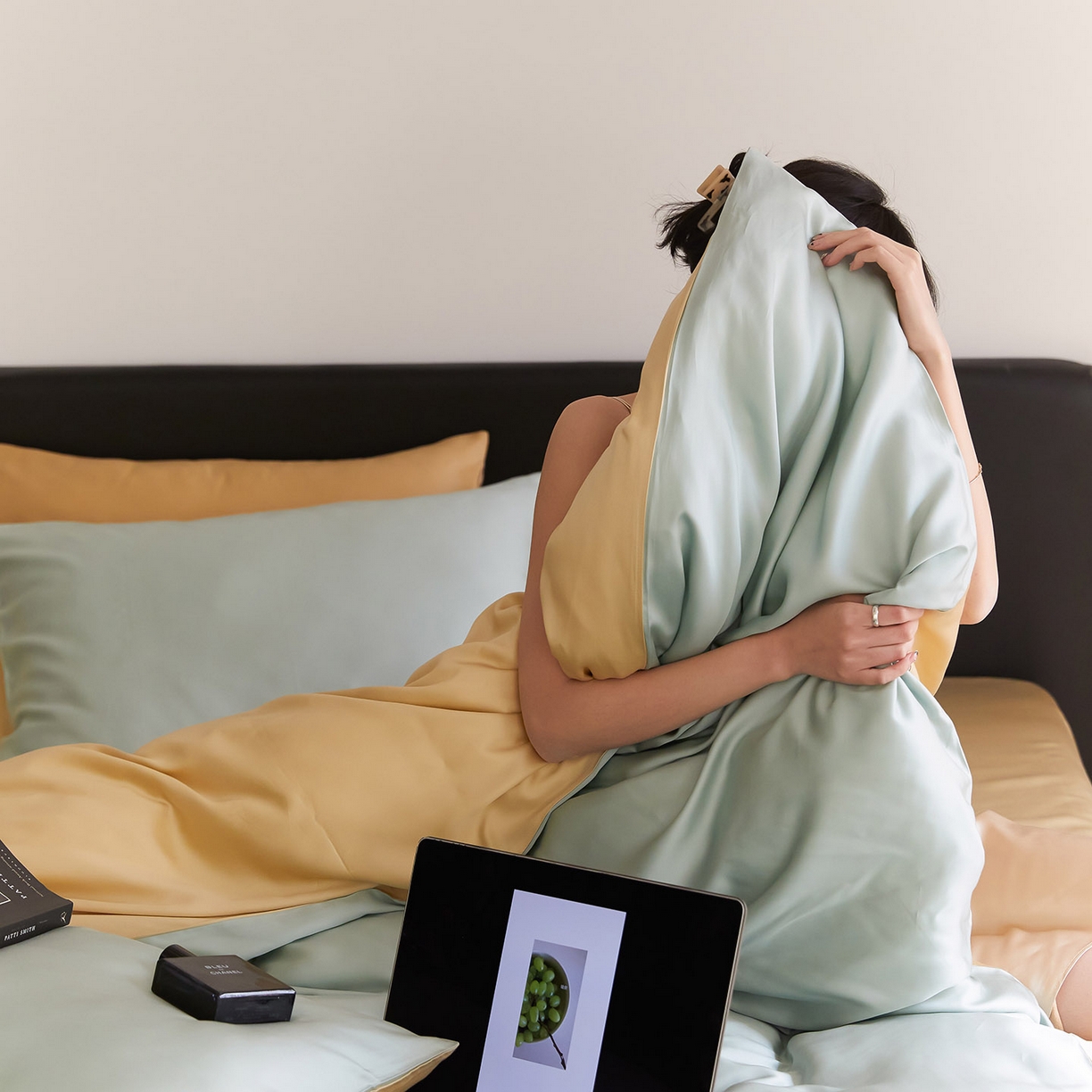 群鹿蚕丝羽绒馆 2025新款60支兰精天丝纯色双拼四件套 浅艾绿-香槟金