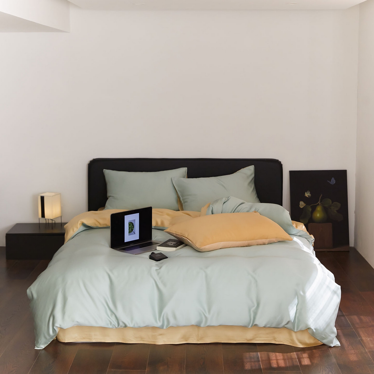 91家纺网 家纺一手货源 找家纺 群鹿蚕丝羽绒馆 2025新款60支兰精天丝纯色双拼四件套 浅艾绿-香槟金