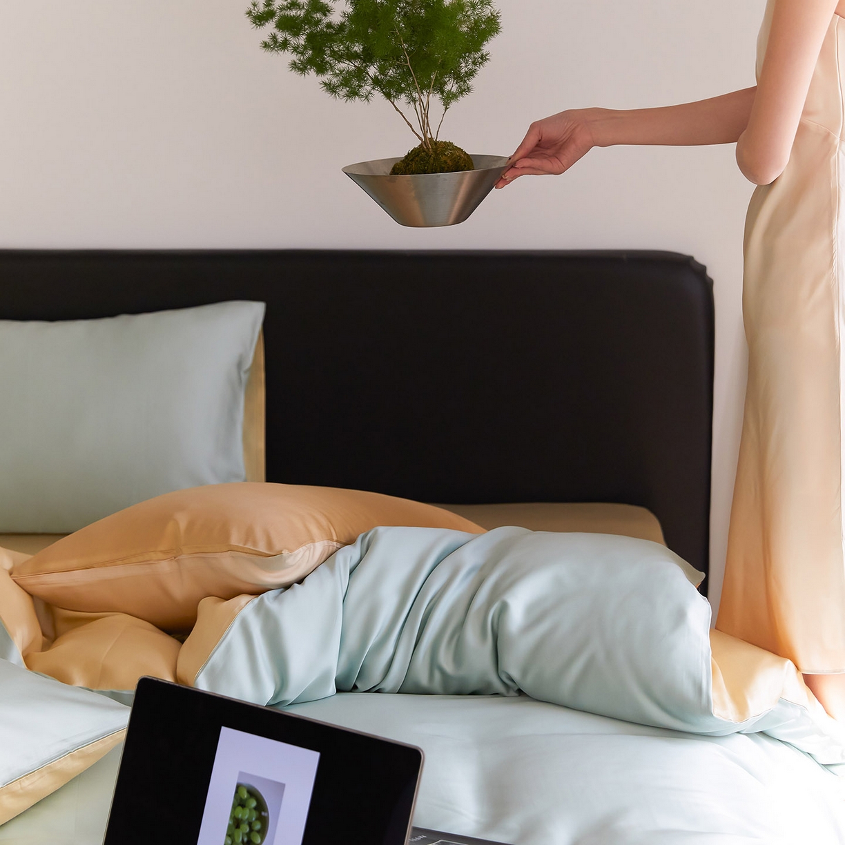 91家纺网 家纺一手货源 找家纺 群鹿蚕丝羽绒馆 2025新款60支兰精天丝纯色双拼四件套 浅艾绿-香槟金