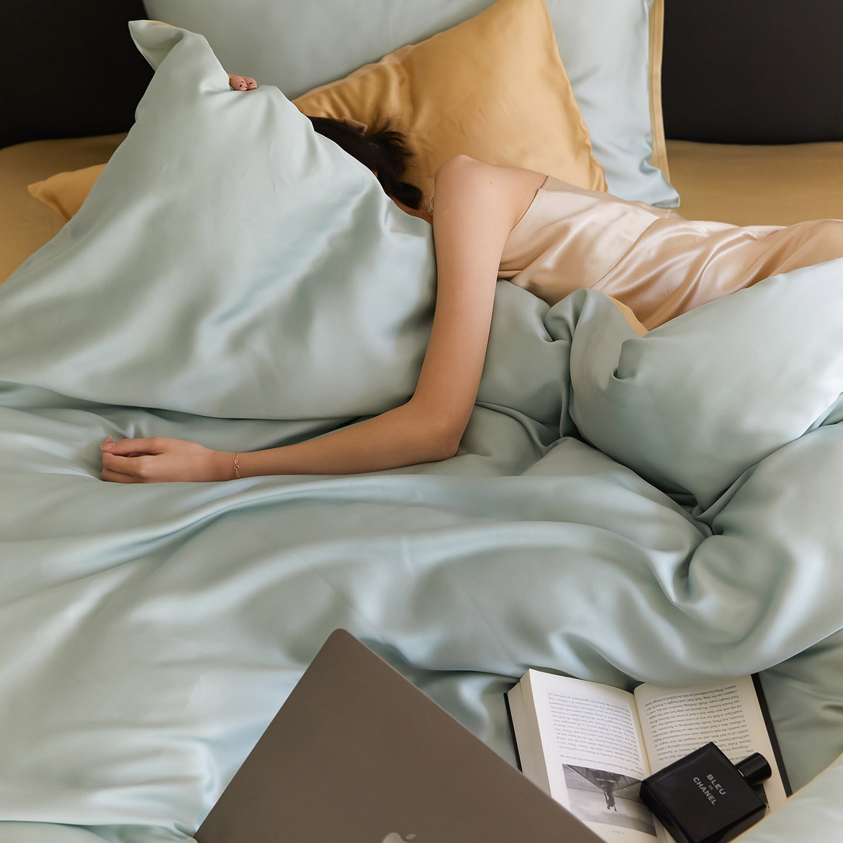 91家纺网 家纺一手货源 找家纺 群鹿蚕丝羽绒馆 2025新款60支兰精天丝纯色双拼四件套 浅艾绿-香槟金