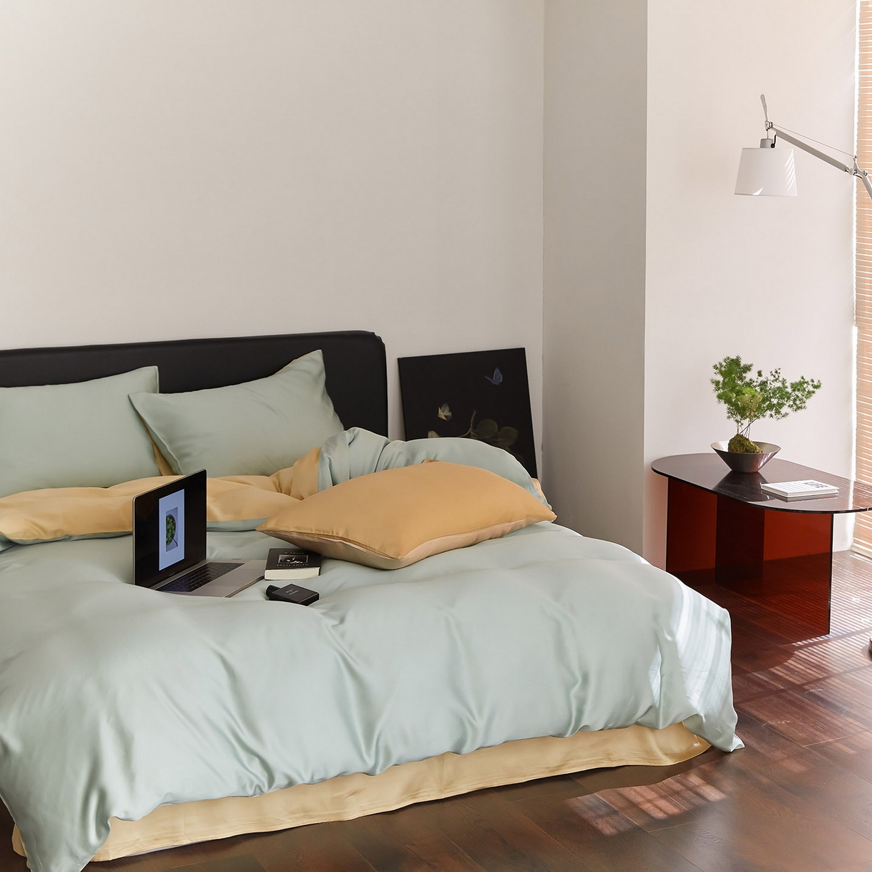 91家纺网 家纺一手货源 找家纺 群鹿蚕丝羽绒馆 2025新款60支兰精天丝纯色双拼四件套 浅艾绿-香槟金