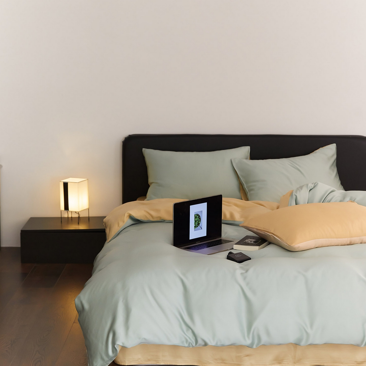 91家纺网 家纺一手货源 找家纺 群鹿蚕丝羽绒馆 2025新款60支兰精天丝纯色双拼四件套 浅艾绿-香槟金