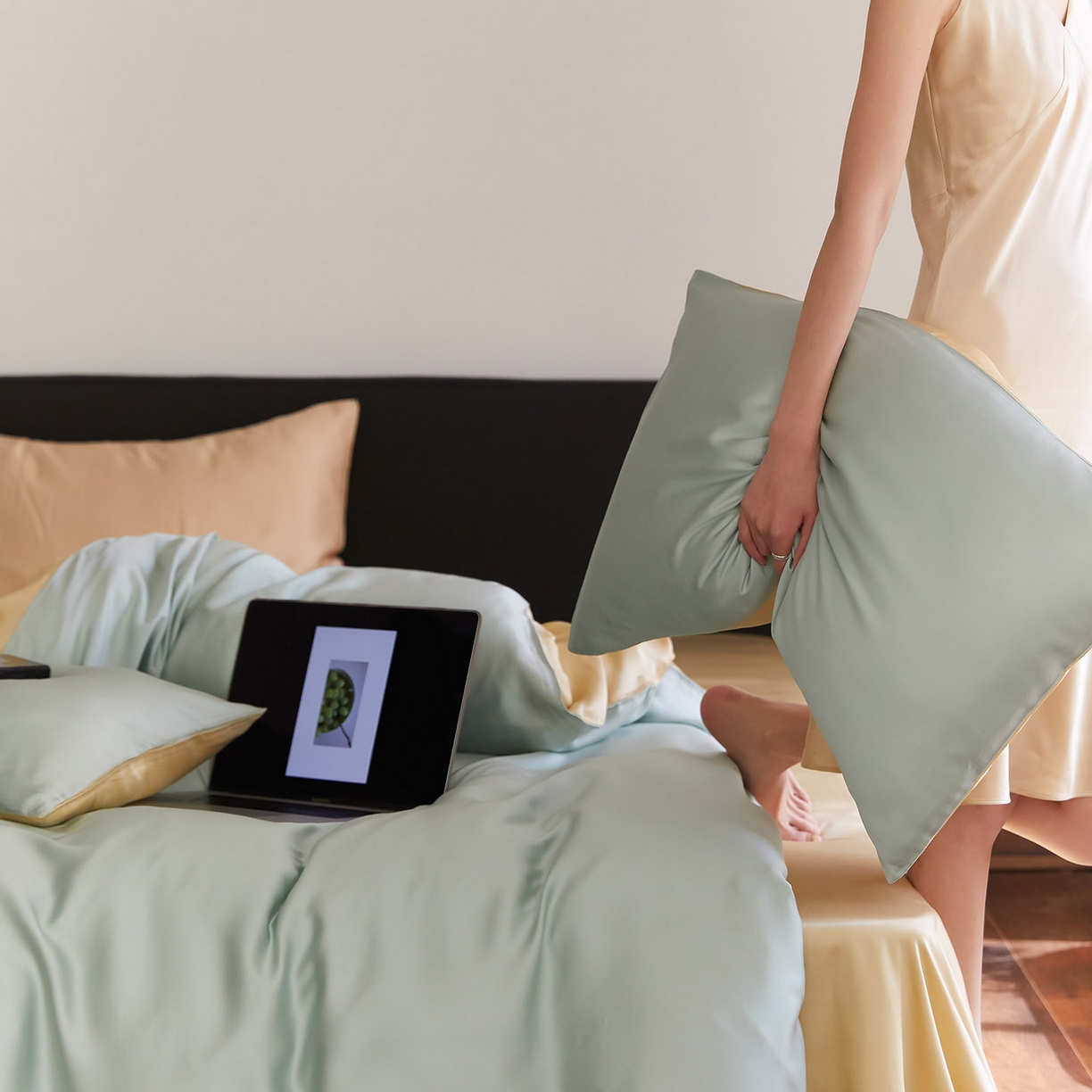 91家纺网 家纺一手货源 找家纺 群鹿蚕丝羽绒馆 2025新款60支兰精天丝纯色双拼四件套 浅艾绿-香槟金