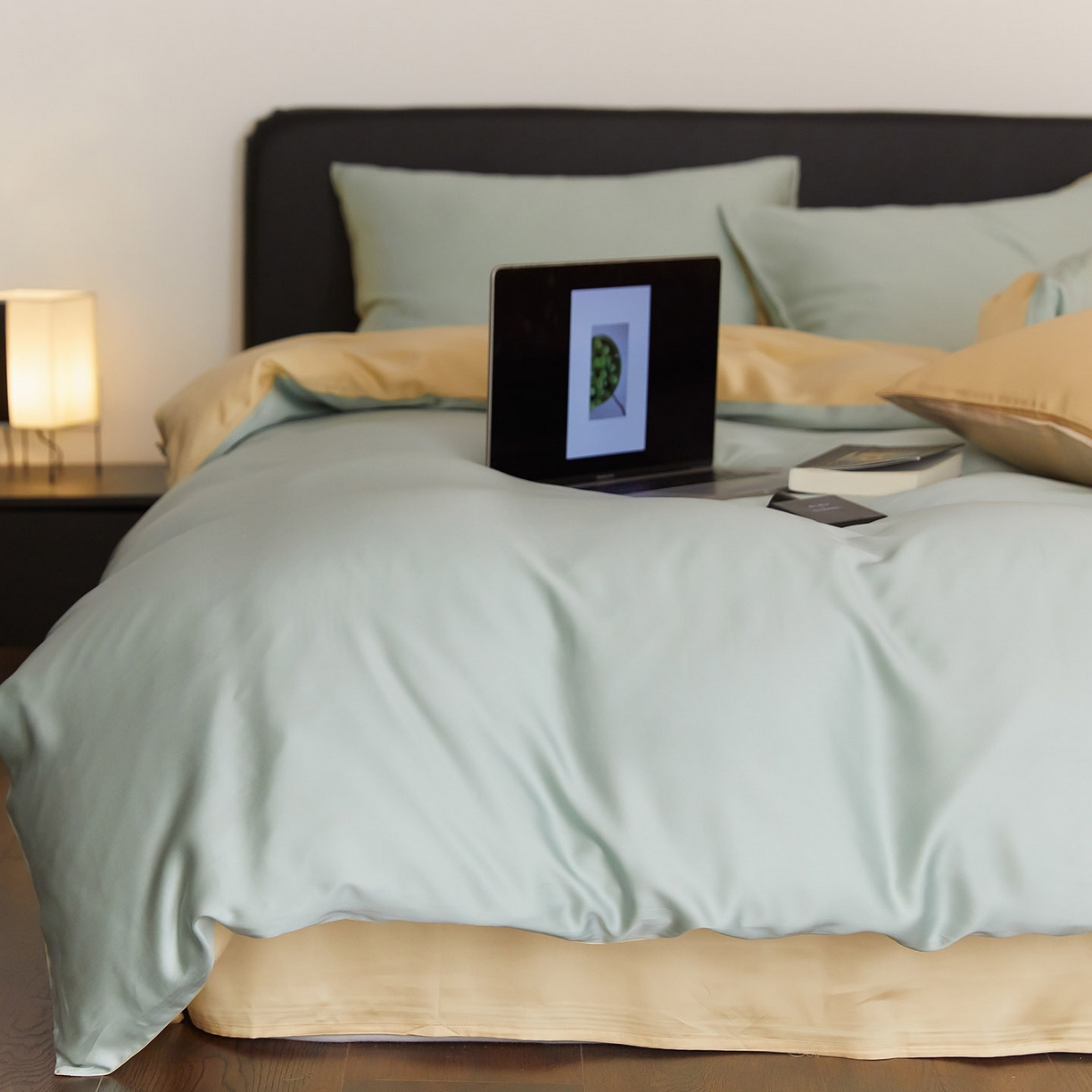 91家纺网 家纺一手货源 找家纺 群鹿蚕丝羽绒馆 2025新款60支兰精天丝纯色双拼四件套 浅艾绿-香槟金