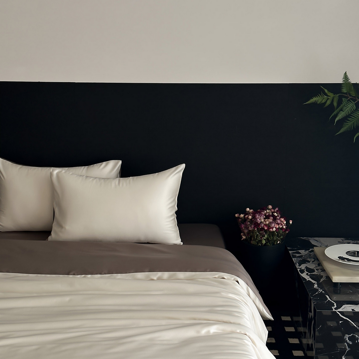 91家纺网 家纺一手货源 找家纺 群鹿蚕丝羽绒馆 2025新款60支兰精天丝纯色双拼四件套 乳蛋白-冷岩灰