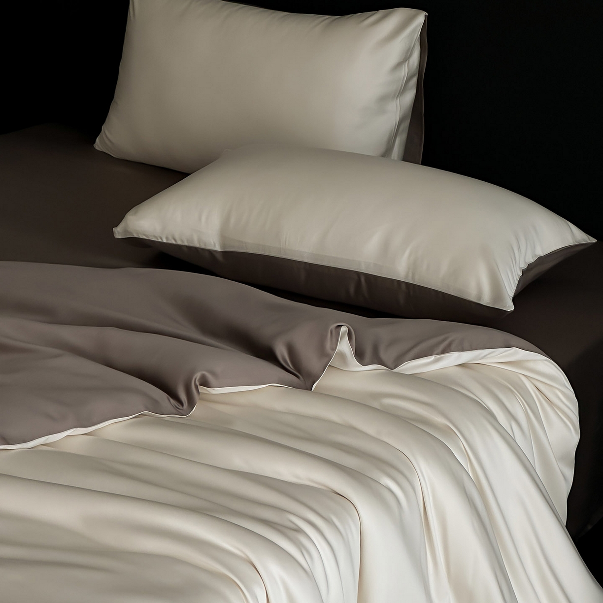 91家纺网 家纺一手货源 找家纺 群鹿蚕丝羽绒馆 2025新款60支兰精天丝纯色双拼四件套 乳蛋白-冷岩灰