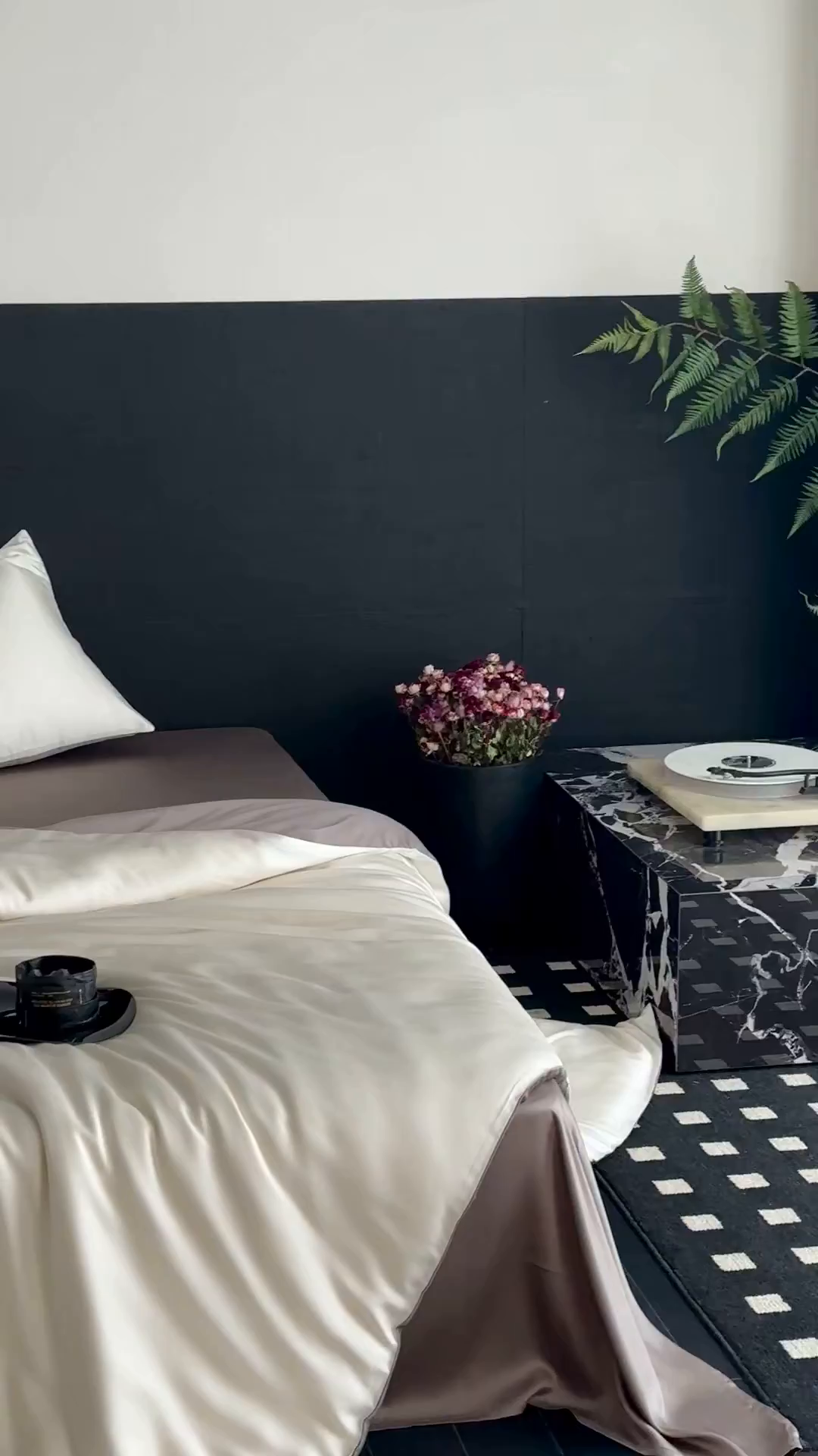 91家纺网 家纺一手货源 找家纺 群鹿蚕丝羽绒馆 2025新款60支兰精天丝纯色双拼四件套 乳蛋白-冷岩灰