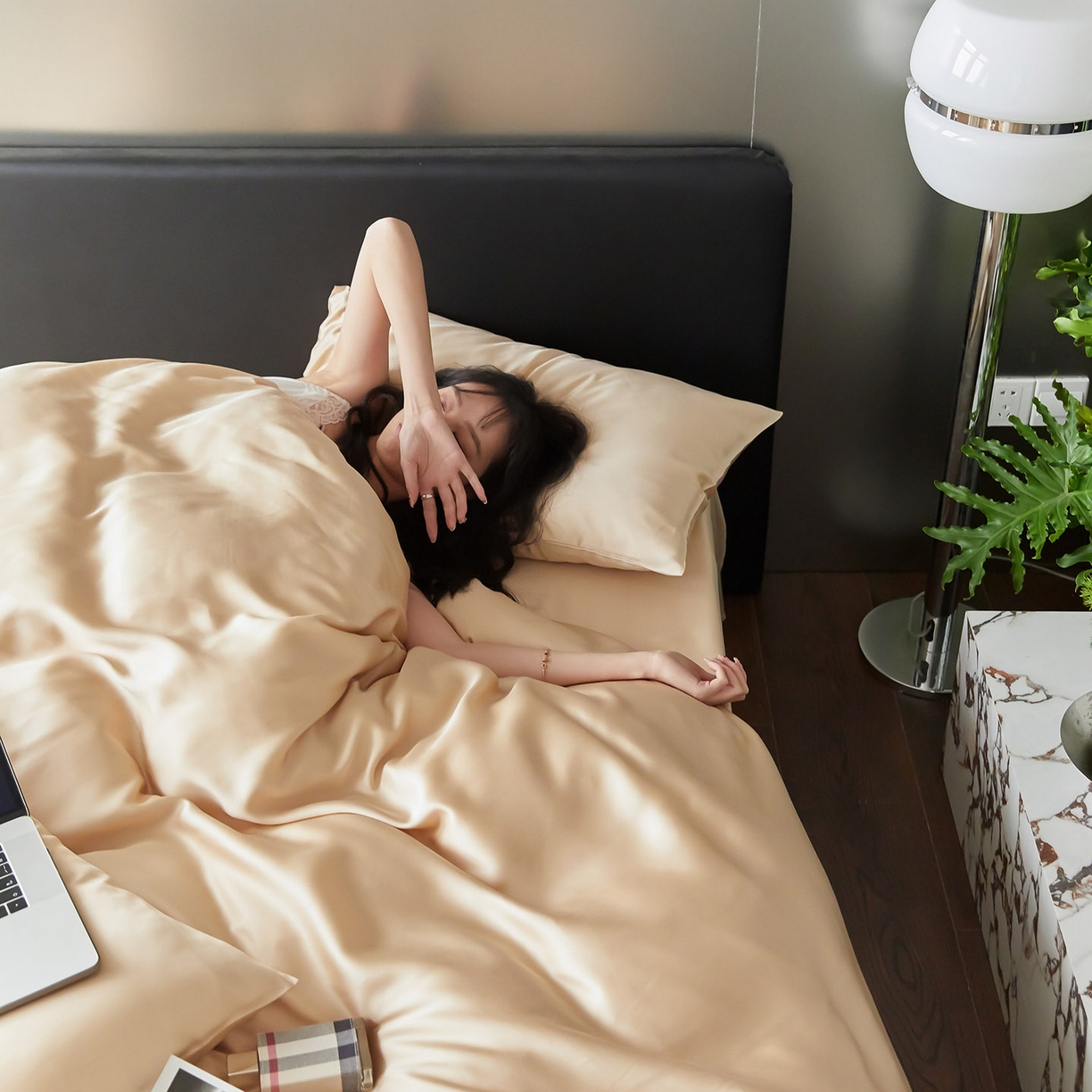 91家纺网 家纺一手货源 找家纺 群鹿蚕丝羽绒馆 2025新款60支兰精天丝纯色双拼四件套 沙茶色