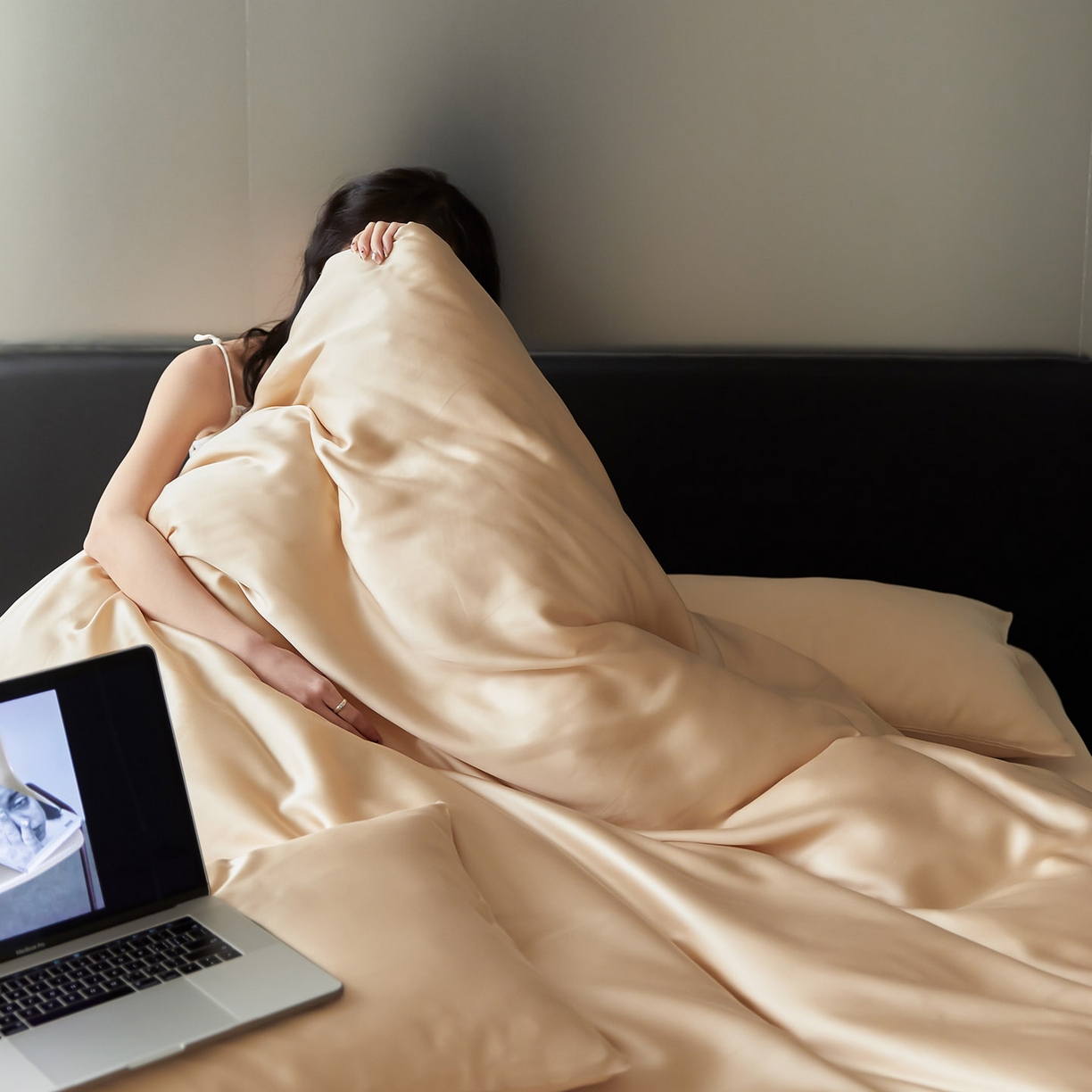 91家纺网 家纺一手货源 找家纺 群鹿蚕丝羽绒馆 2025新款60支兰精天丝纯色双拼四件套 沙茶色