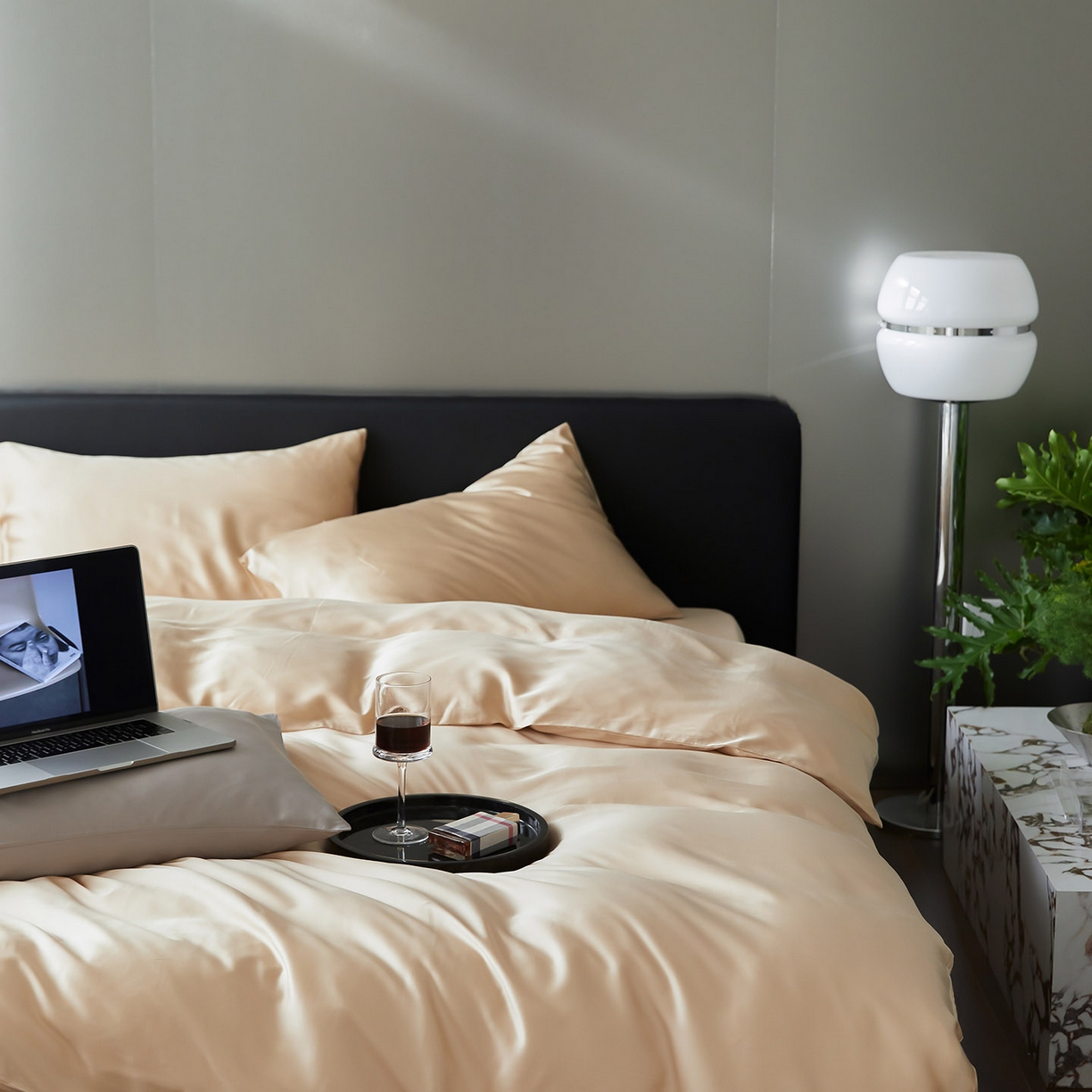 91家纺网 家纺一手货源 找家纺 群鹿蚕丝羽绒馆 2025新款60支兰精天丝纯色双拼四件套 沙茶色