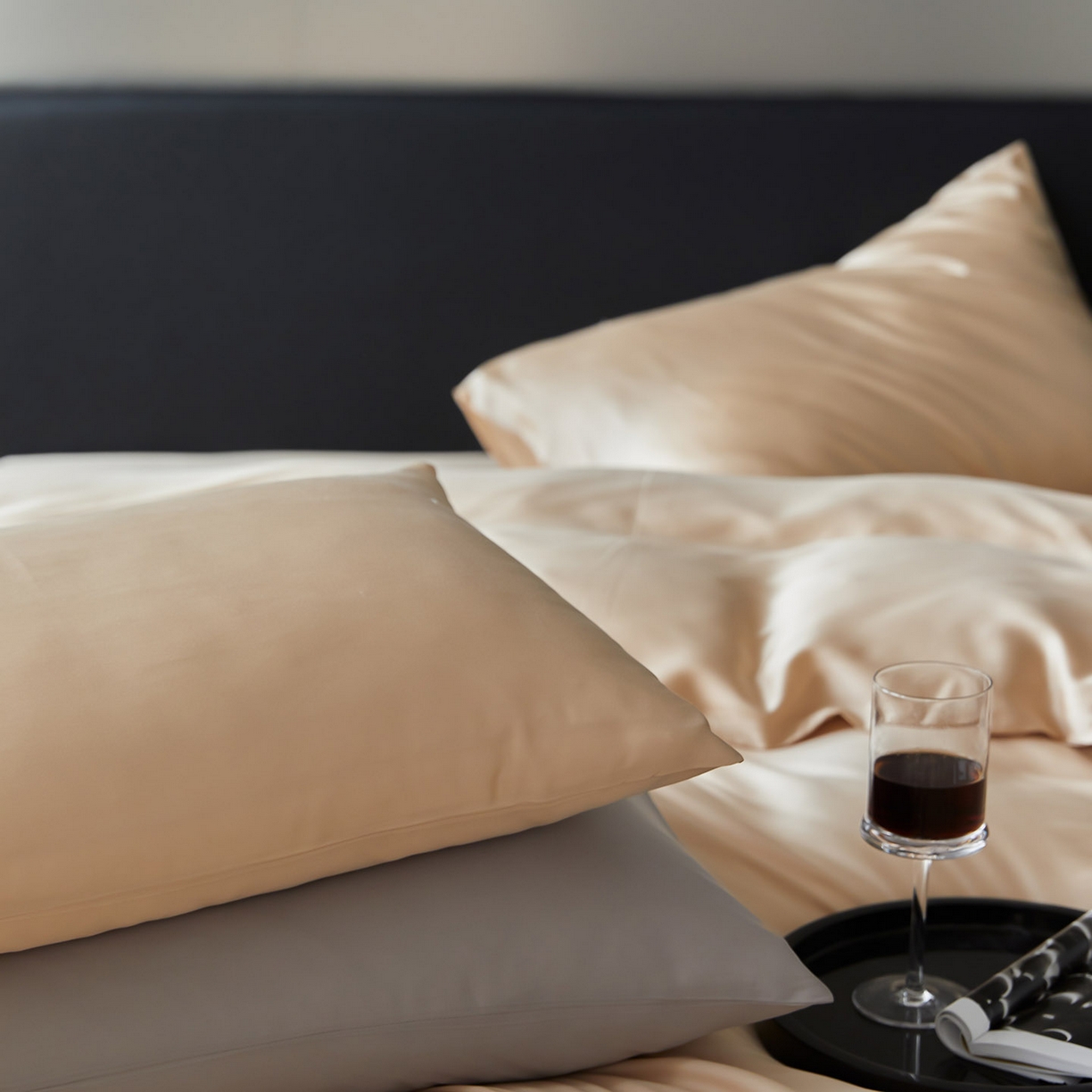 91家纺网 家纺一手货源 找家纺 群鹿蚕丝羽绒馆 2025新款60支兰精天丝纯色双拼四件套 沙茶色