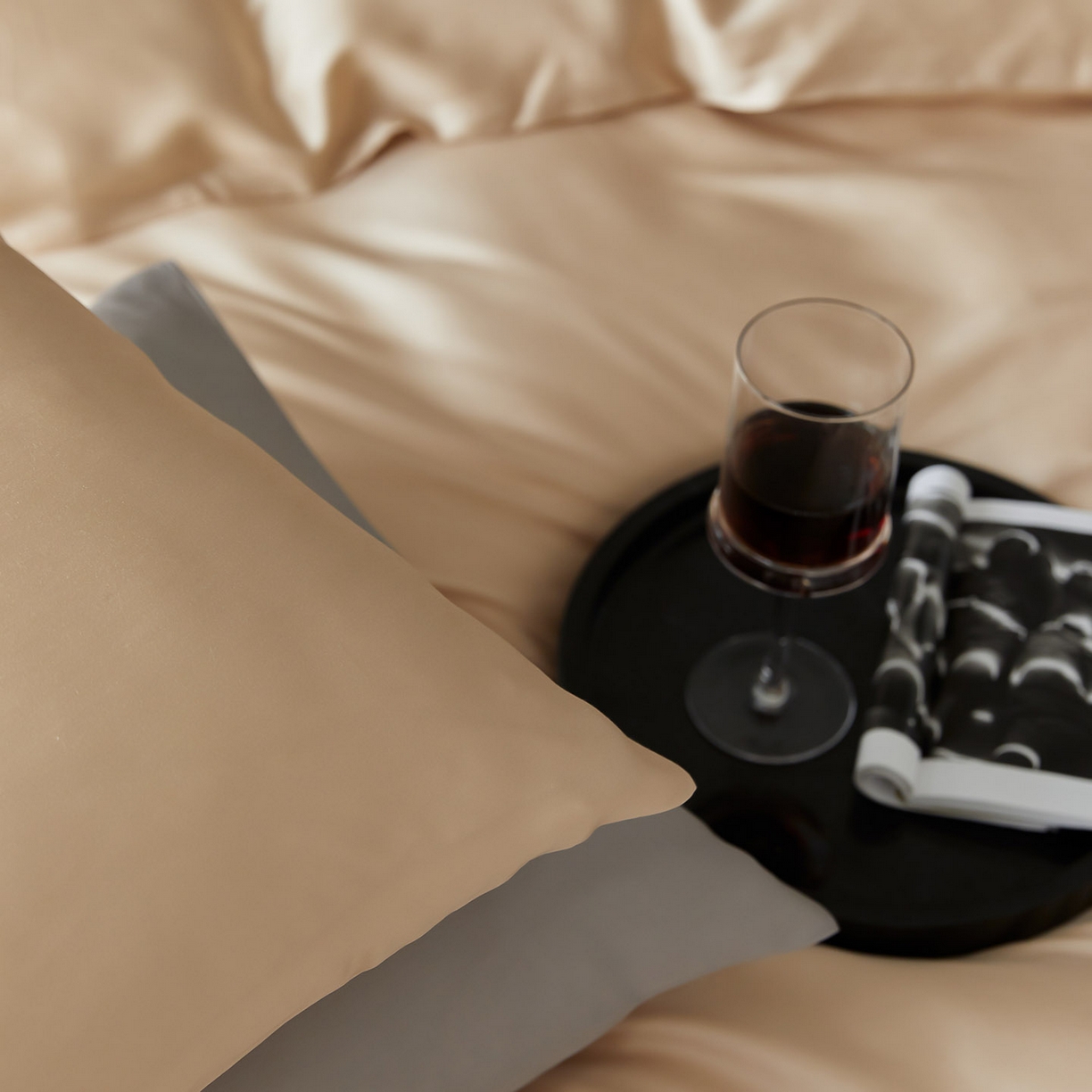 91家纺网 家纺一手货源 找家纺 群鹿蚕丝羽绒馆 2025新款60支兰精天丝纯色双拼四件套 沙茶色