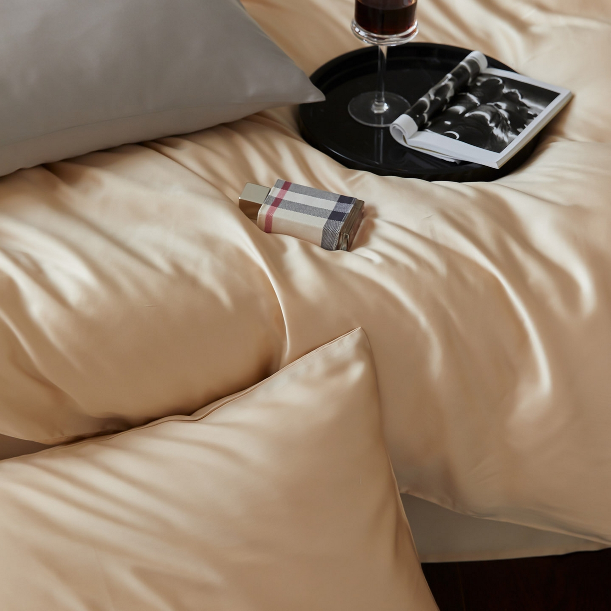 91家纺网 家纺一手货源 找家纺 群鹿蚕丝羽绒馆 2025新款60支兰精天丝纯色双拼四件套 沙茶色