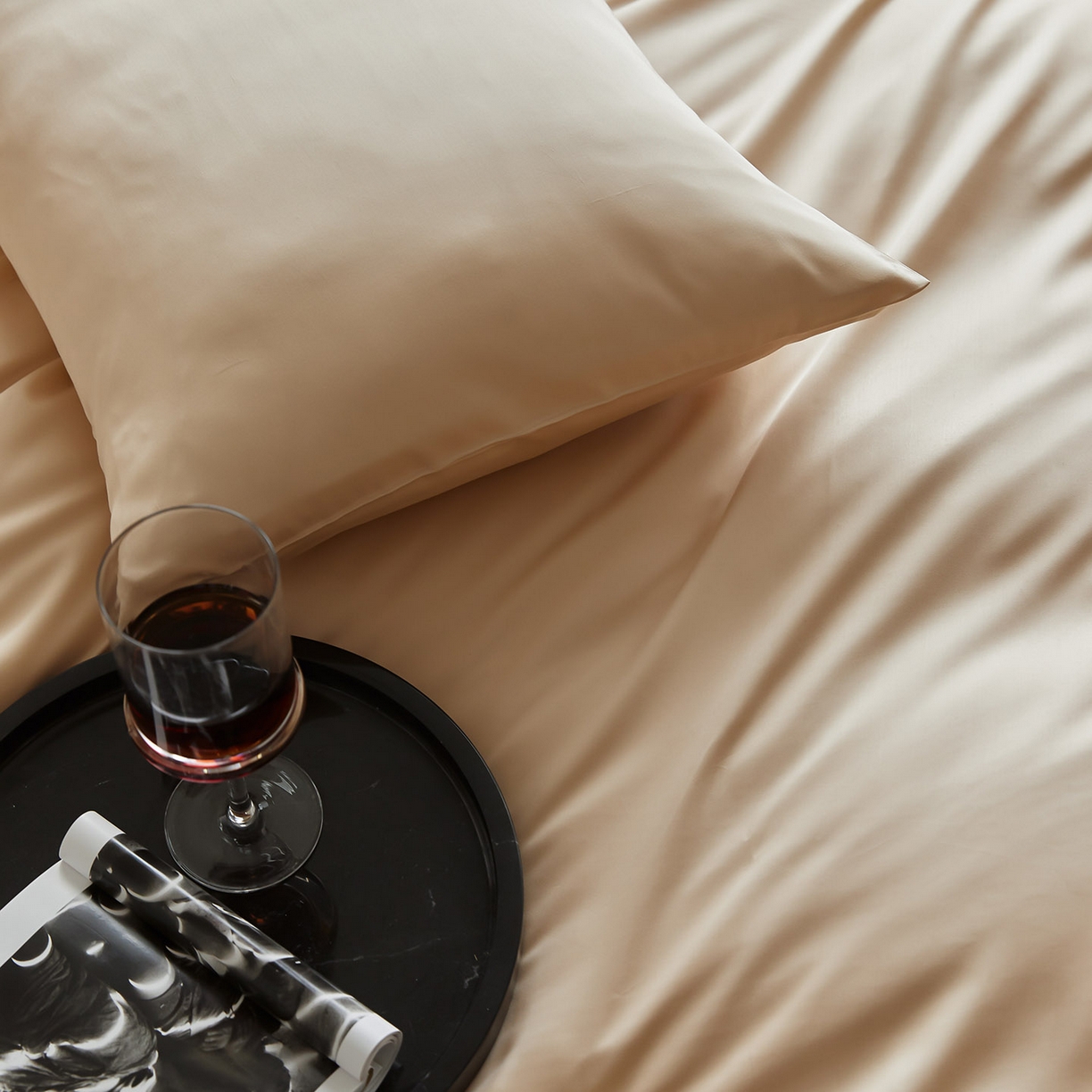 91家纺网 家纺一手货源 找家纺 群鹿蚕丝羽绒馆 2025新款60支兰精天丝纯色双拼四件套 沙茶色