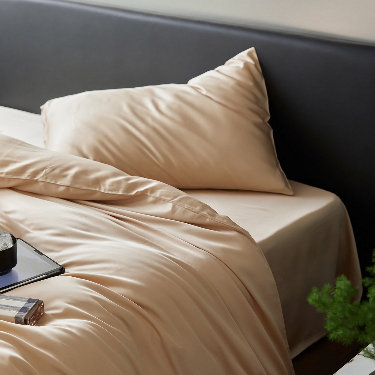 91家纺网 家纺一手货源 找家纺 群鹿蚕丝羽绒馆 2025新款60支兰精天丝纯色双拼四件套 沙茶色