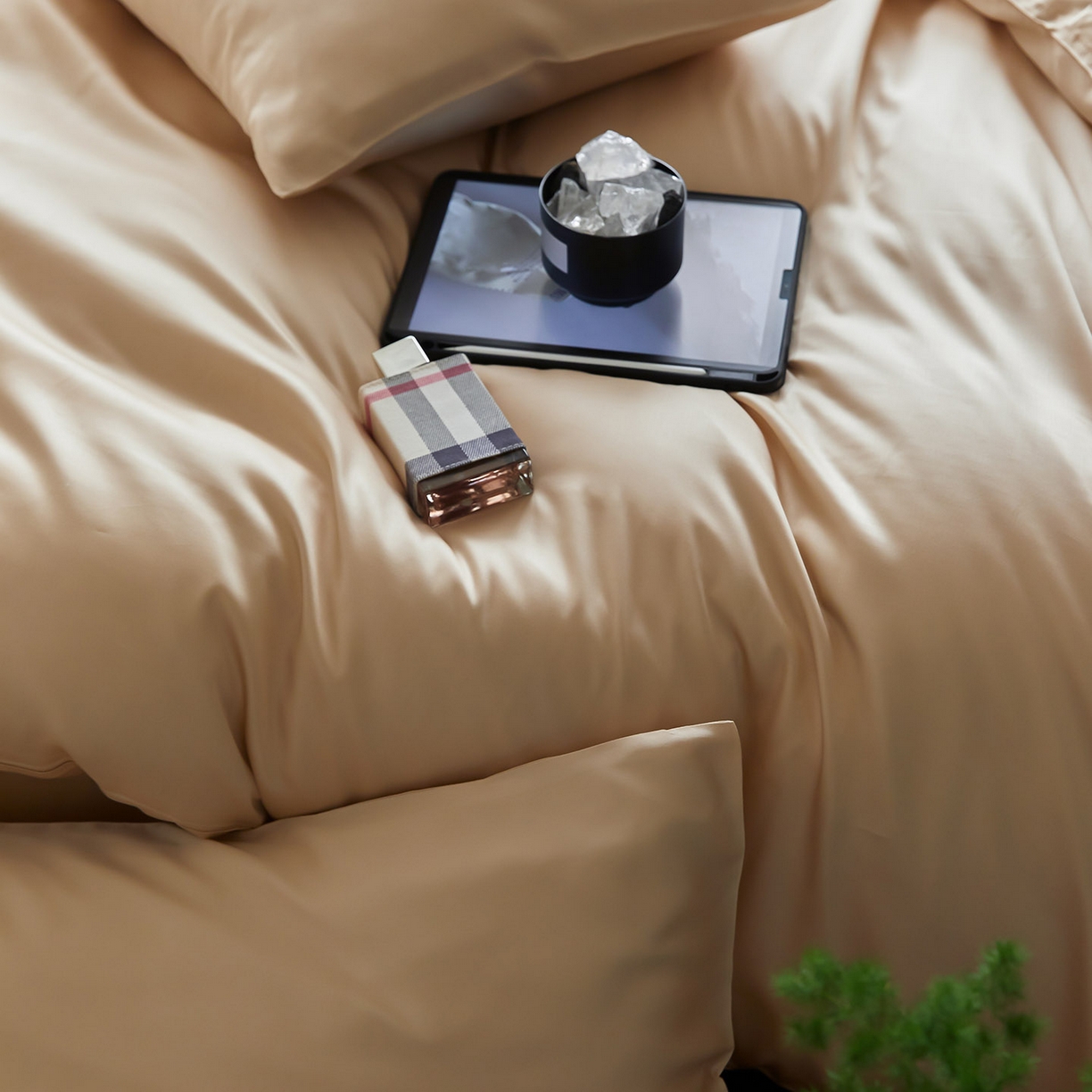 91家纺网 家纺一手货源 找家纺 群鹿蚕丝羽绒馆 2025新款60支兰精天丝纯色双拼四件套 沙茶色