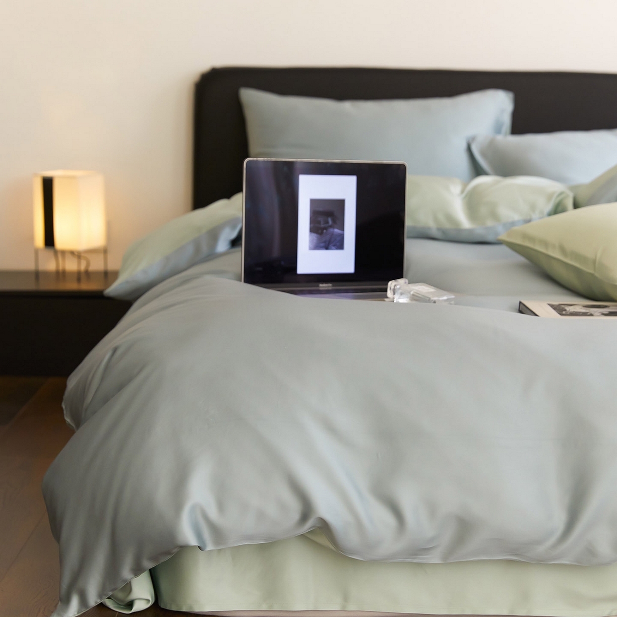 91家纺网 家纺一手货源 找家纺 群鹿蚕丝羽绒馆 2025新款60支兰精天丝纯色双拼四件套 天空蓝-浅艾绿