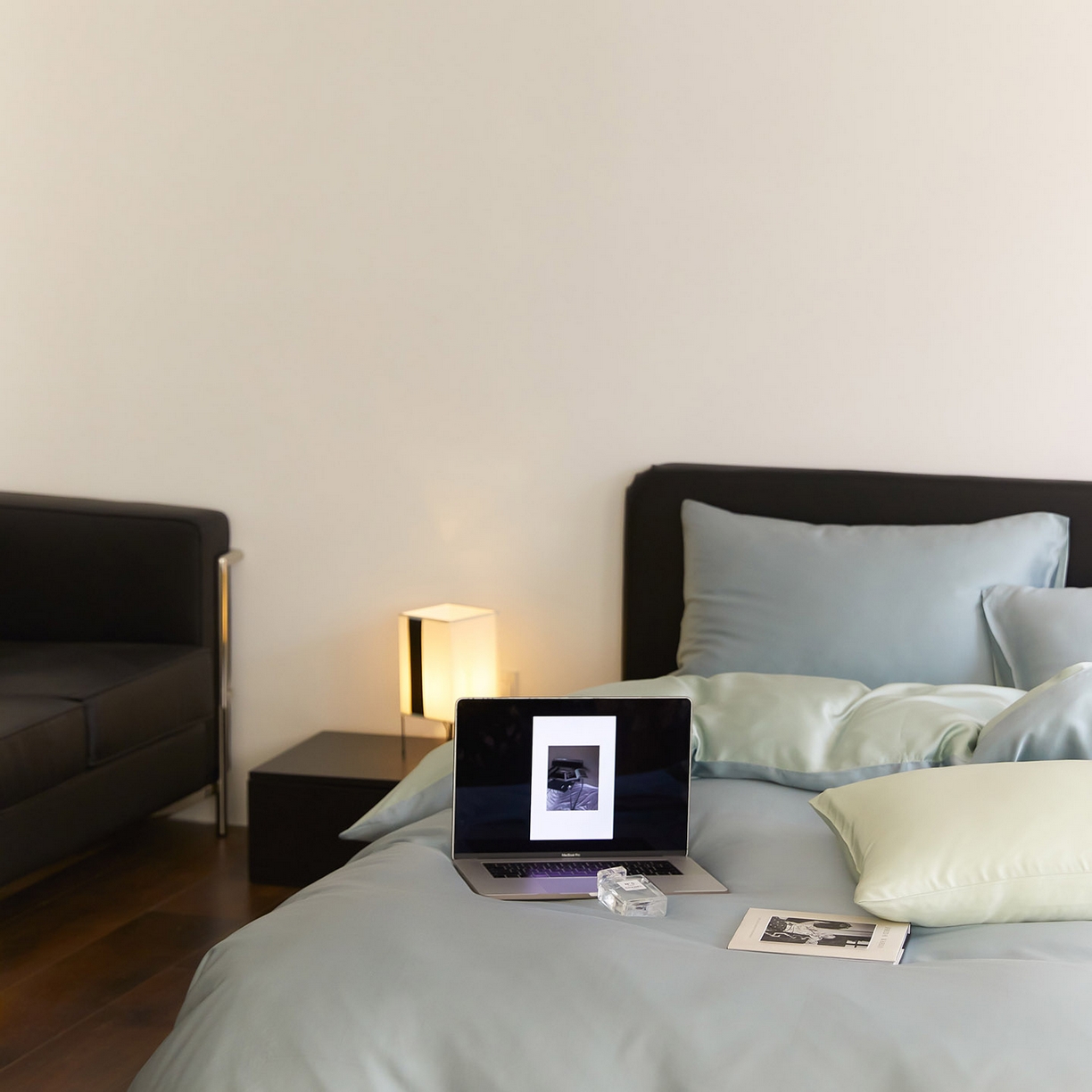 91家纺网 家纺一手货源 找家纺 群鹿蚕丝羽绒馆 2025新款60支兰精天丝纯色双拼四件套 天空蓝-浅艾绿