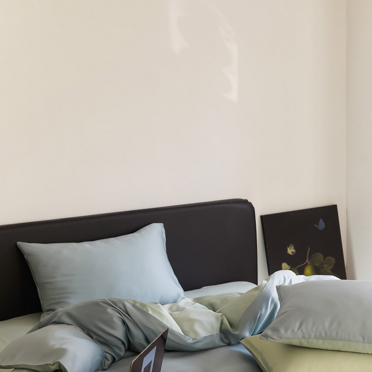 91家纺网 家纺一手货源 找家纺 群鹿蚕丝羽绒馆 2025新款60支兰精天丝纯色双拼四件套 天空蓝-浅艾绿