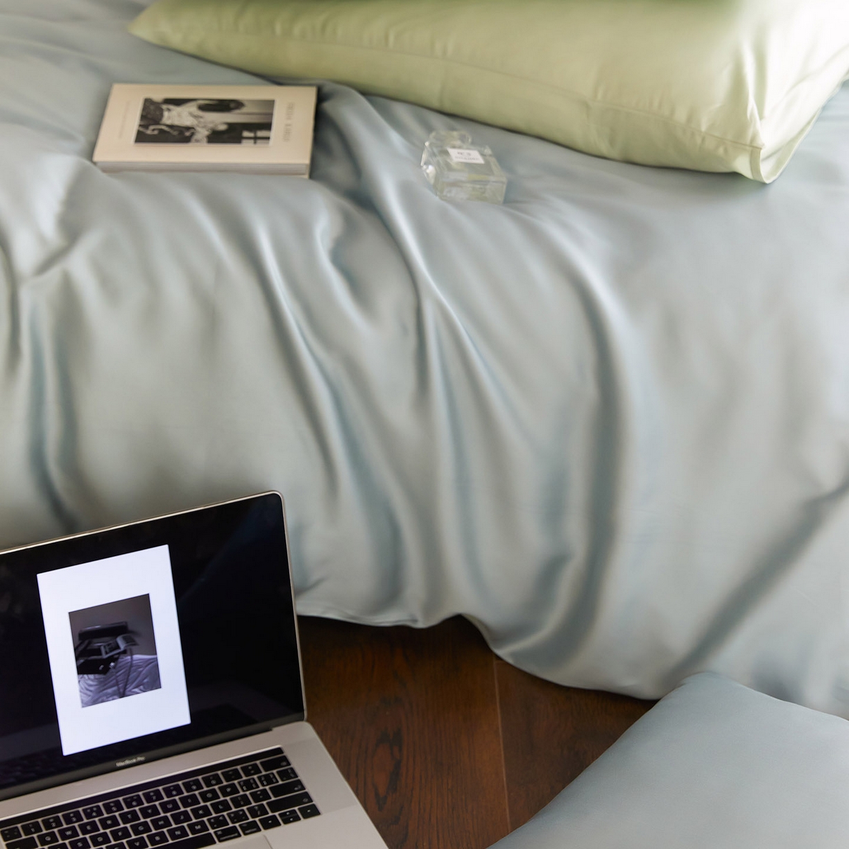 91家纺网 家纺一手货源 找家纺 群鹿蚕丝羽绒馆 2025新款60支兰精天丝纯色双拼四件套 天空蓝-浅艾绿