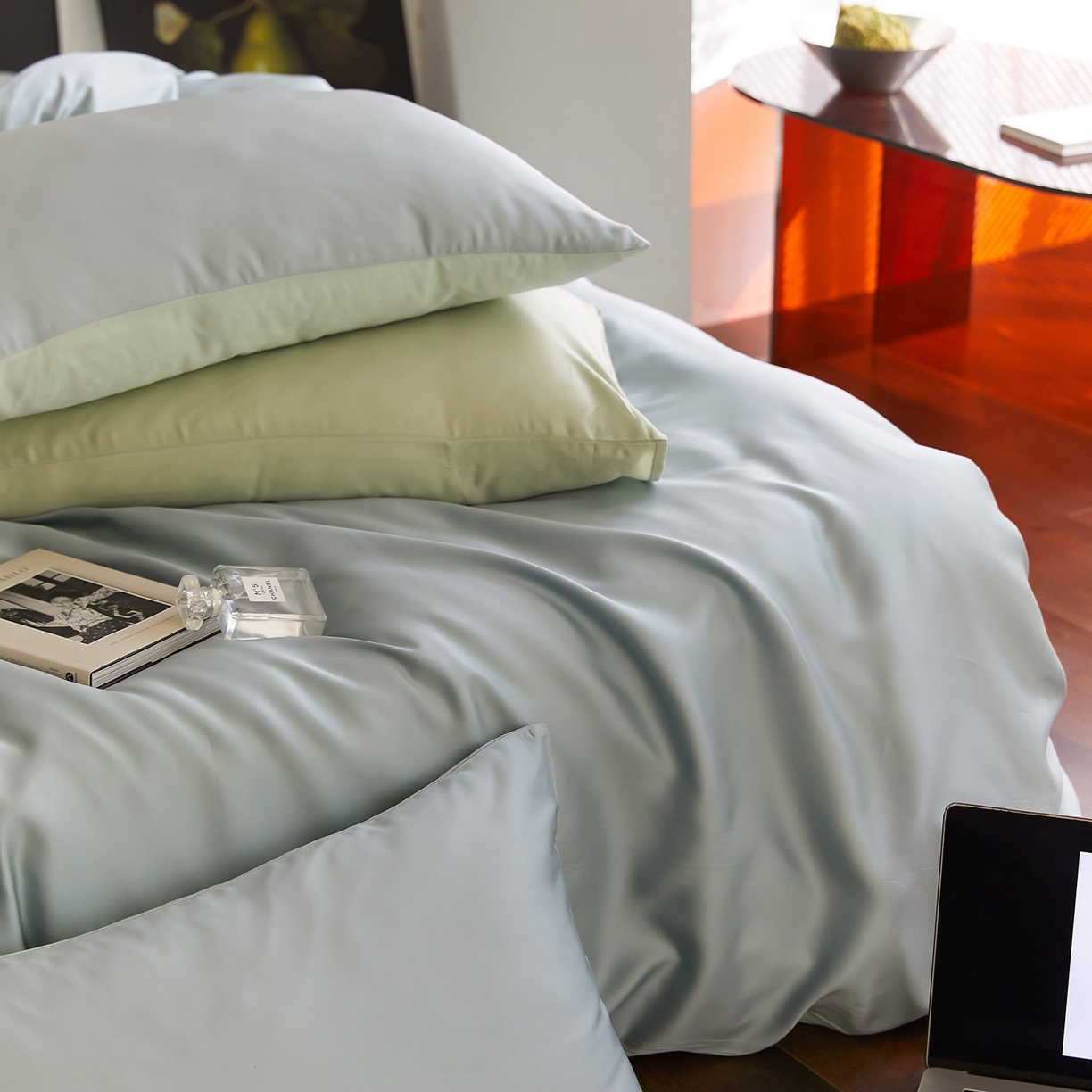 91家纺网 家纺一手货源 找家纺 群鹿蚕丝羽绒馆 2025新款60支兰精天丝纯色双拼四件套 天空蓝-浅艾绿