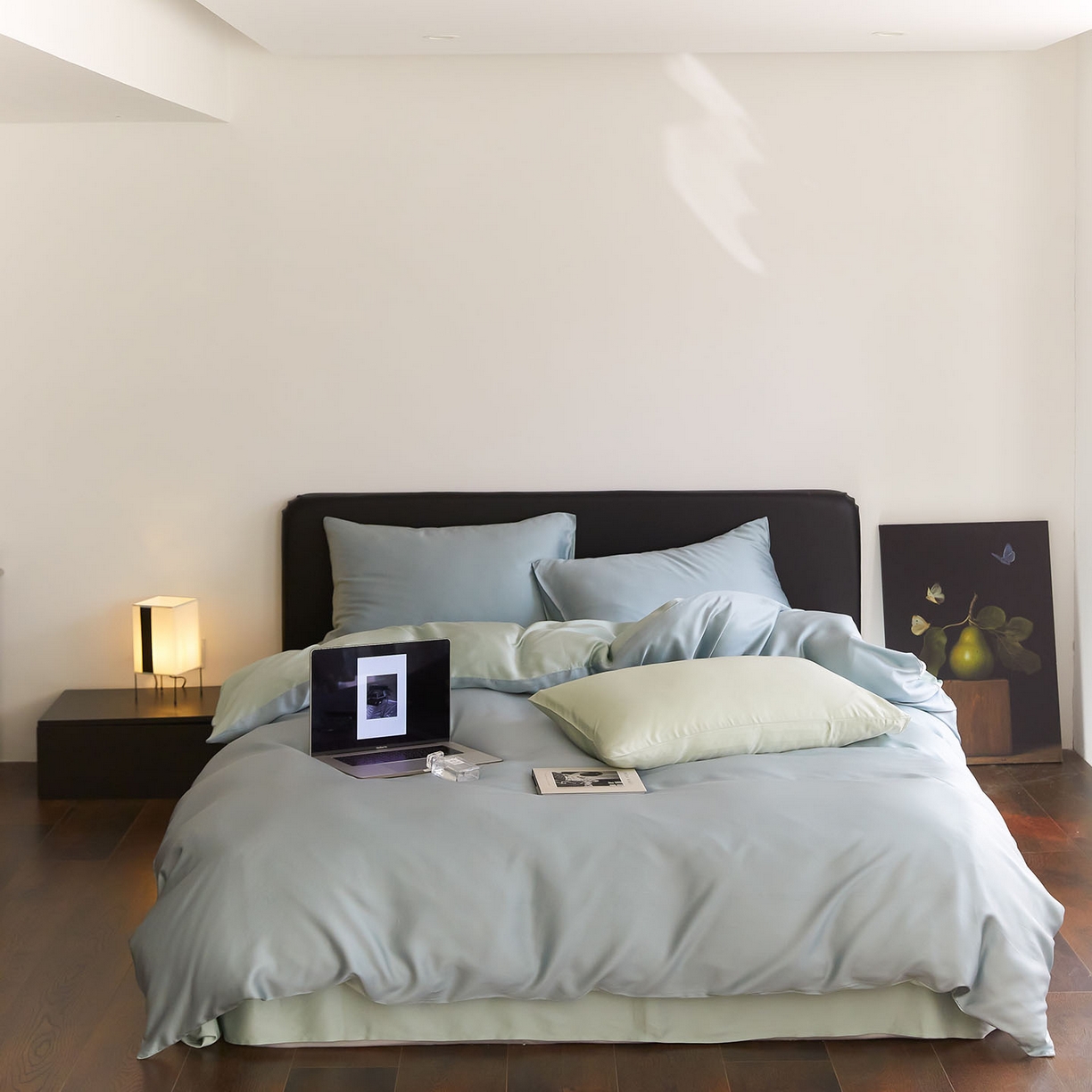 91家纺网 家纺一手货源 找家纺 群鹿蚕丝羽绒馆 2025新款60支兰精天丝纯色双拼四件套 天空蓝-浅艾绿