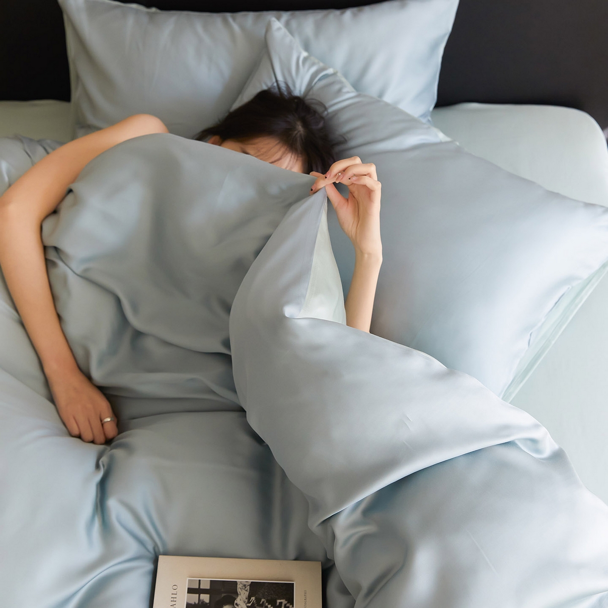 91家纺网 家纺一手货源 找家纺 群鹿蚕丝羽绒馆 2025新款60支兰精天丝纯色双拼四件套 天空蓝-浅艾绿