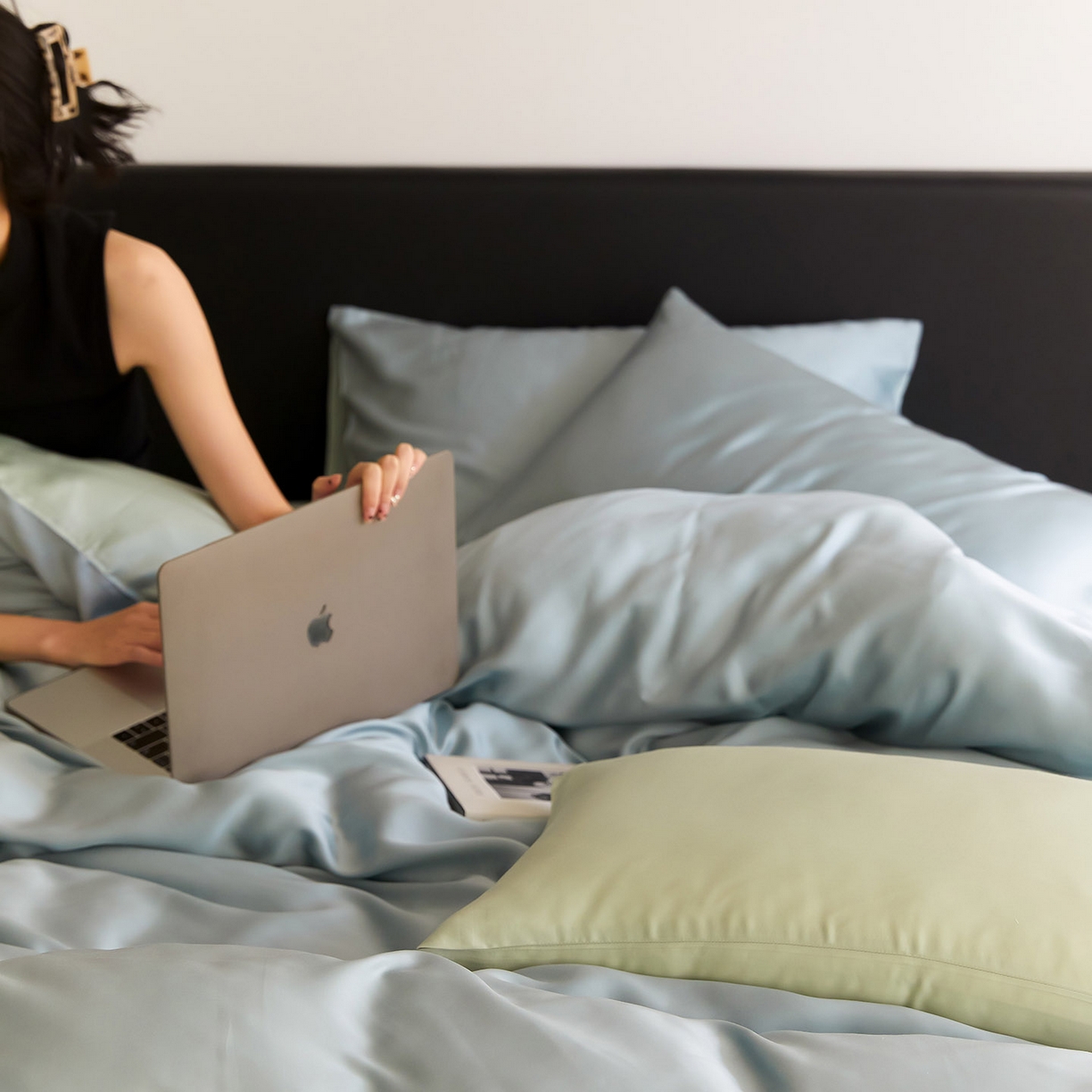 91家纺网 家纺一手货源 找家纺 群鹿蚕丝羽绒馆 2025新款60支兰精天丝纯色双拼四件套 天空蓝-浅艾绿