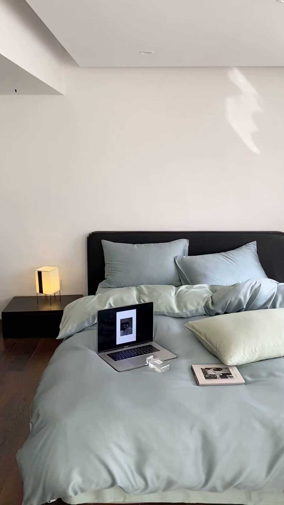 91家纺网 家纺一手货源 找家纺 群鹿蚕丝羽绒馆 2025新款60支兰精天丝纯色双拼四件套 天空蓝-浅艾绿