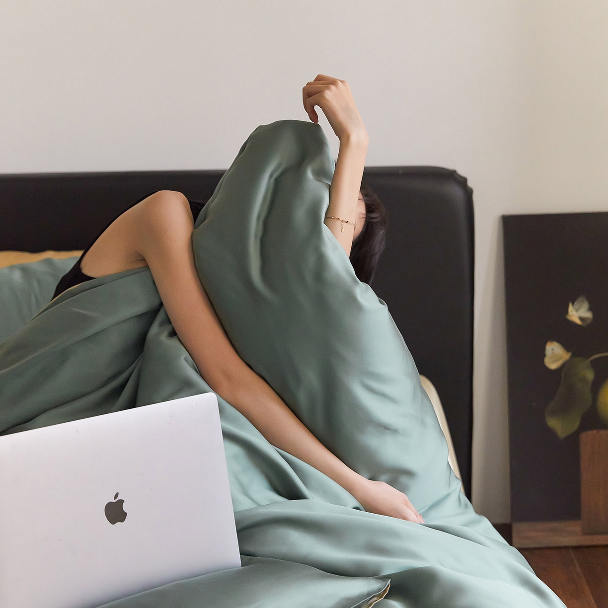 91家纺网 家纺一手货源 找家纺 群鹿蚕丝羽绒馆 2025新款60支兰精天丝纯色双拼四件套 天青色-香槟金