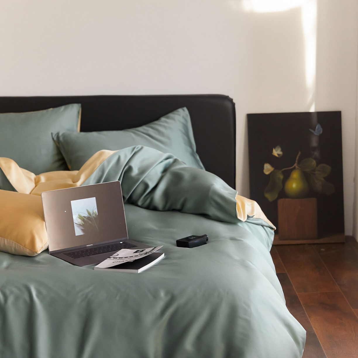 91家纺网 家纺一手货源 找家纺 群鹿蚕丝羽绒馆 2025新款60支兰精天丝纯色双拼四件套 天青色-香槟金