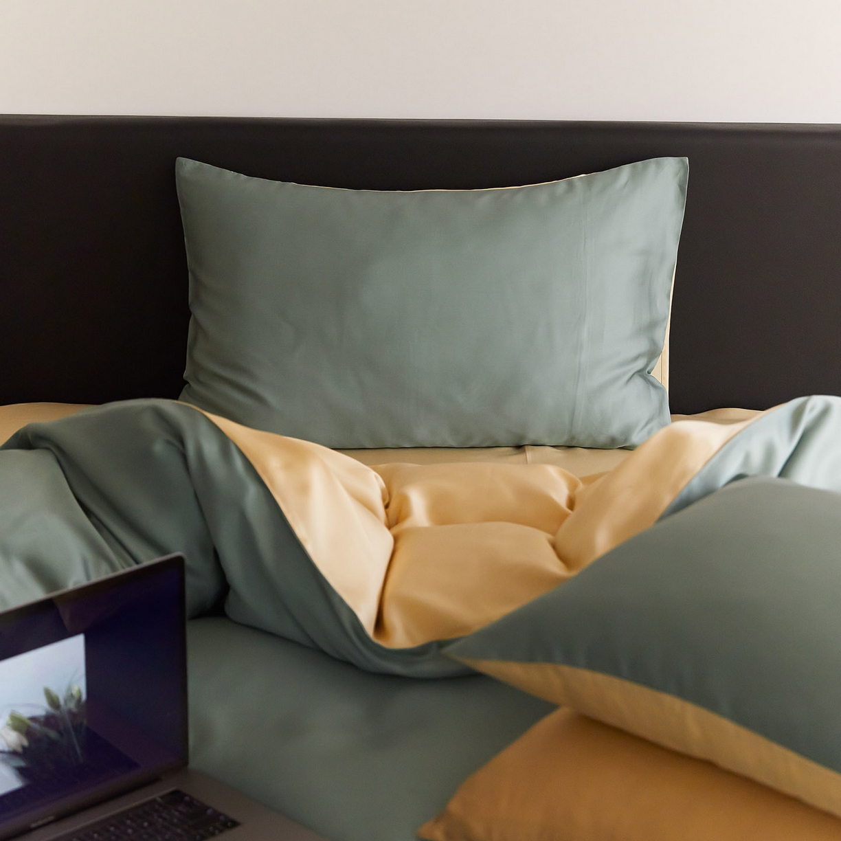 91家纺网 家纺一手货源 找家纺 群鹿蚕丝羽绒馆 2025新款60支兰精天丝纯色双拼四件套 天青色-香槟金