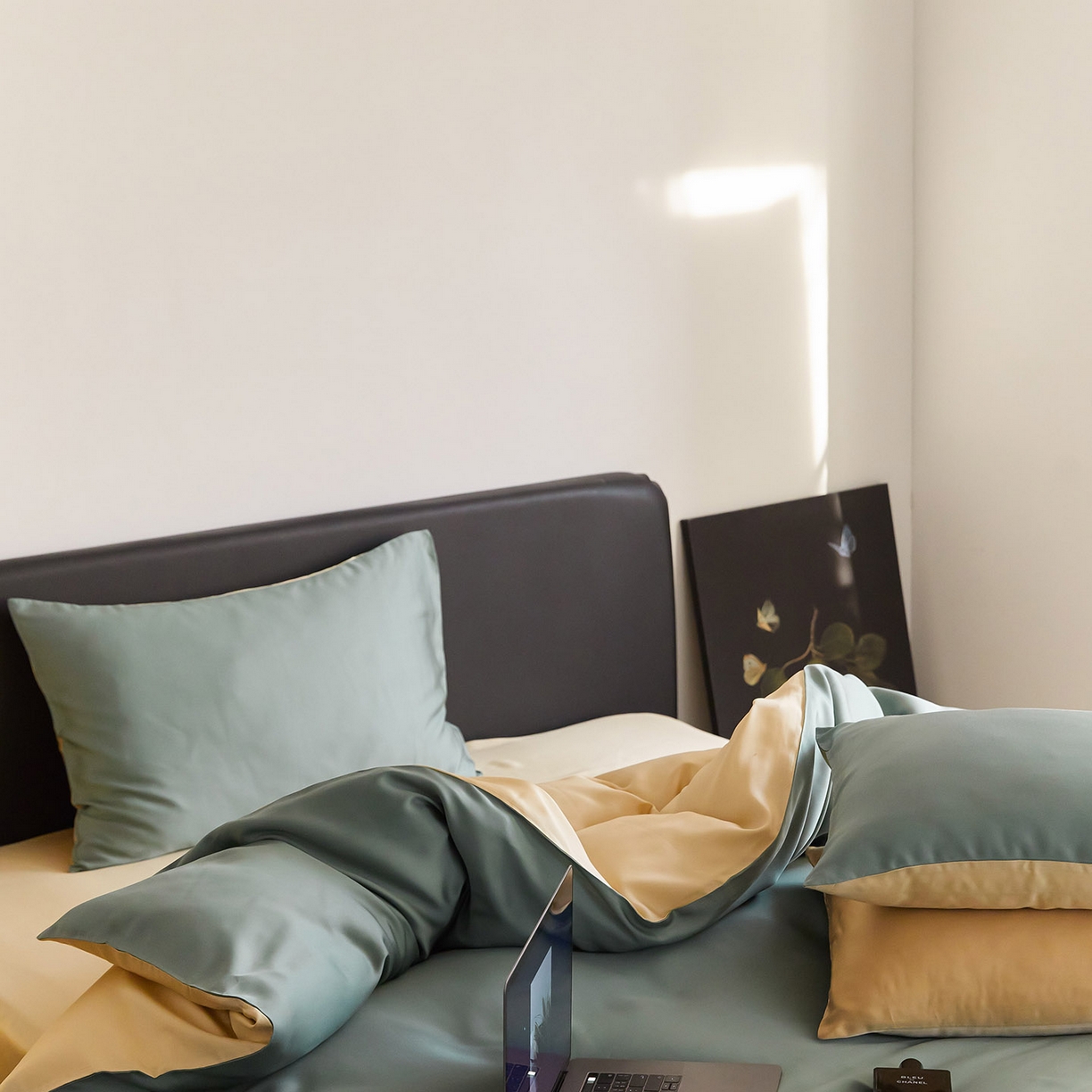 91家纺网 家纺一手货源 找家纺 群鹿蚕丝羽绒馆 2025新款60支兰精天丝纯色双拼四件套 天青色-香槟金