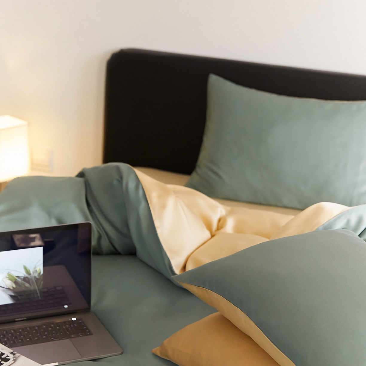 91家纺网 家纺一手货源 找家纺 群鹿蚕丝羽绒馆 2025新款60支兰精天丝纯色双拼四件套 天青色-香槟金