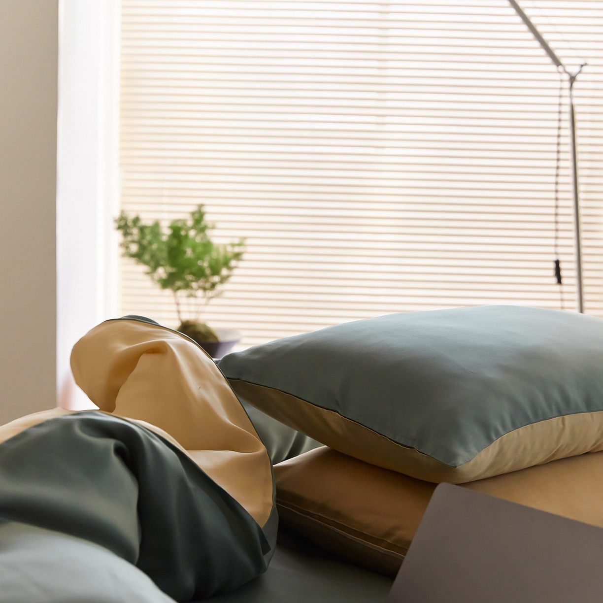 91家纺网 家纺一手货源 找家纺 群鹿蚕丝羽绒馆 2025新款60支兰精天丝纯色双拼四件套 天青色-香槟金