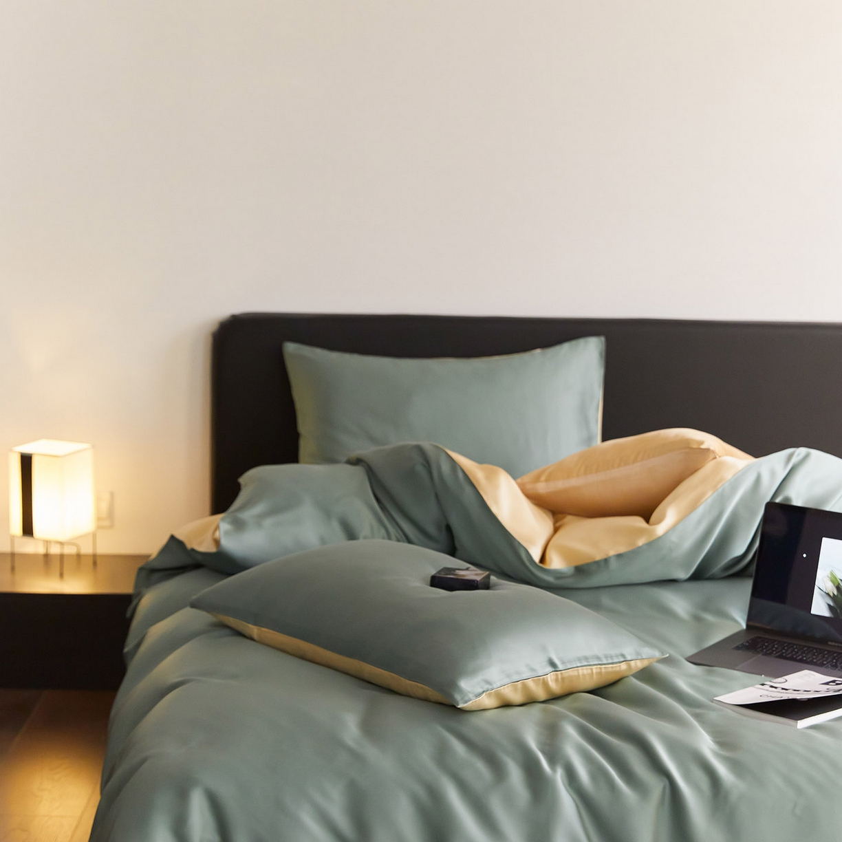 91家纺网 家纺一手货源 找家纺 群鹿蚕丝羽绒馆 2025新款60支兰精天丝纯色双拼四件套 天青色-香槟金