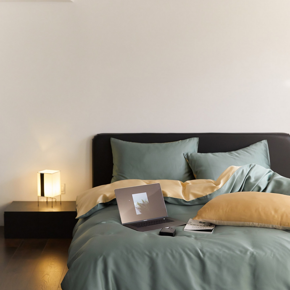 91家纺网 家纺一手货源 找家纺 群鹿蚕丝羽绒馆 2025新款60支兰精天丝纯色双拼四件套 天青色-香槟金