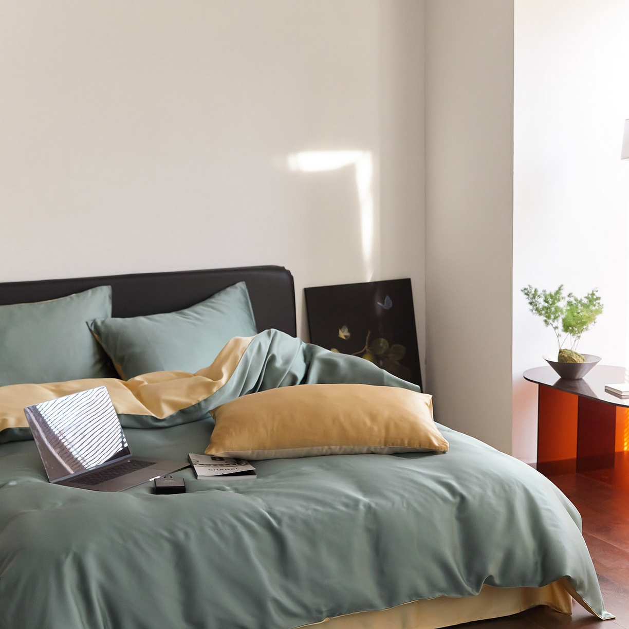 91家纺网 家纺一手货源 找家纺 群鹿蚕丝羽绒馆 2025新款60支兰精天丝纯色双拼四件套 天青色-香槟金