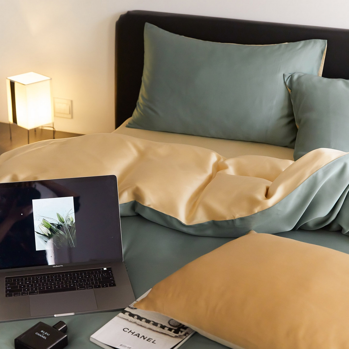 91家纺网 家纺一手货源 找家纺 群鹿蚕丝羽绒馆 2025新款60支兰精天丝纯色双拼四件套 天青色-香槟金