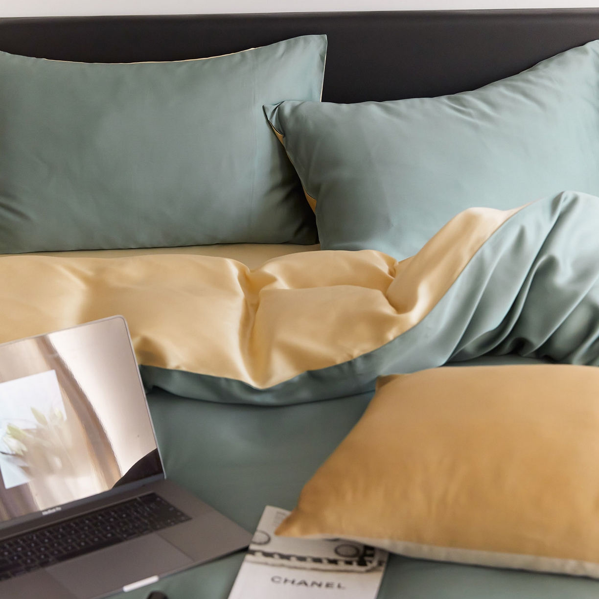 91家纺网 家纺一手货源 找家纺 群鹿蚕丝羽绒馆 2025新款60支兰精天丝纯色双拼四件套 天青色-香槟金