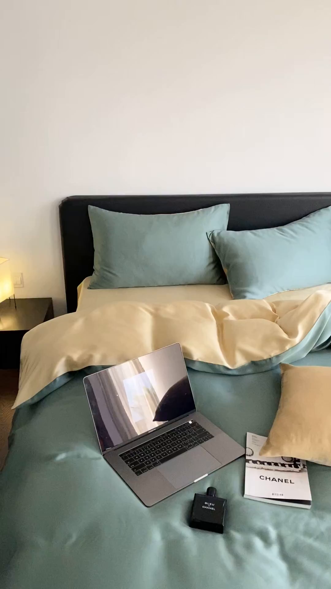 91家纺网 家纺一手货源 找家纺 群鹿蚕丝羽绒馆 2025新款60支兰精天丝纯色双拼四件套 天青色-香槟金