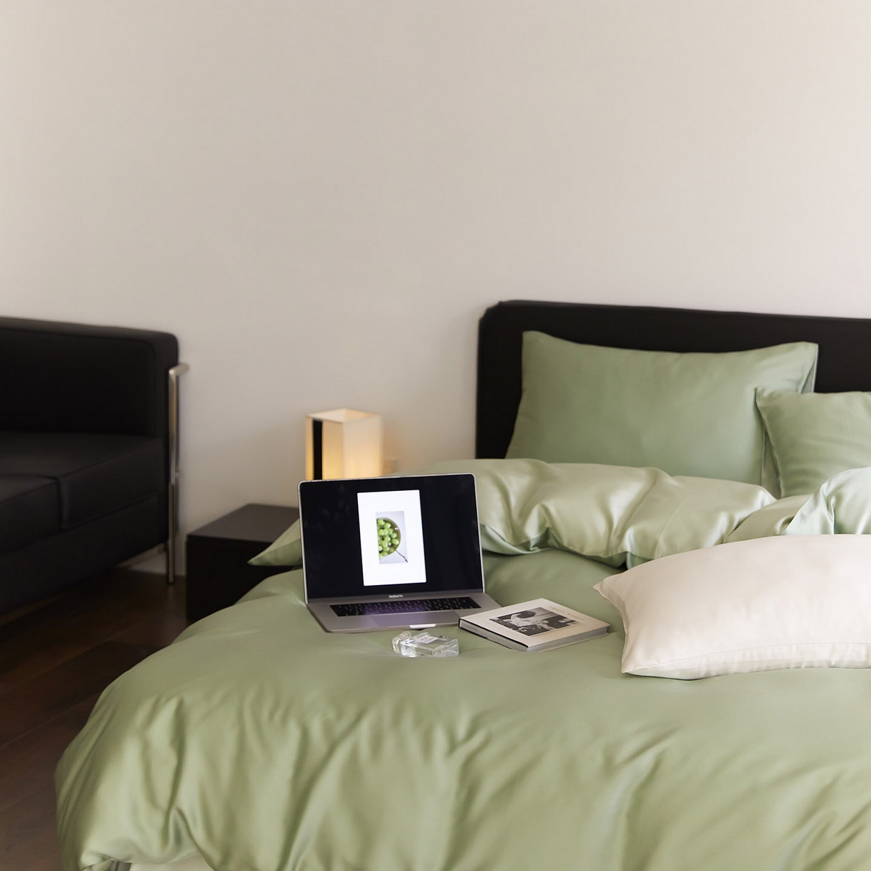 91家纺网 家纺一手货源 找家纺 群鹿蚕丝羽绒馆 2025新款60支兰精天丝纯色双拼四件套 香奈儿绿-嫩叶绿