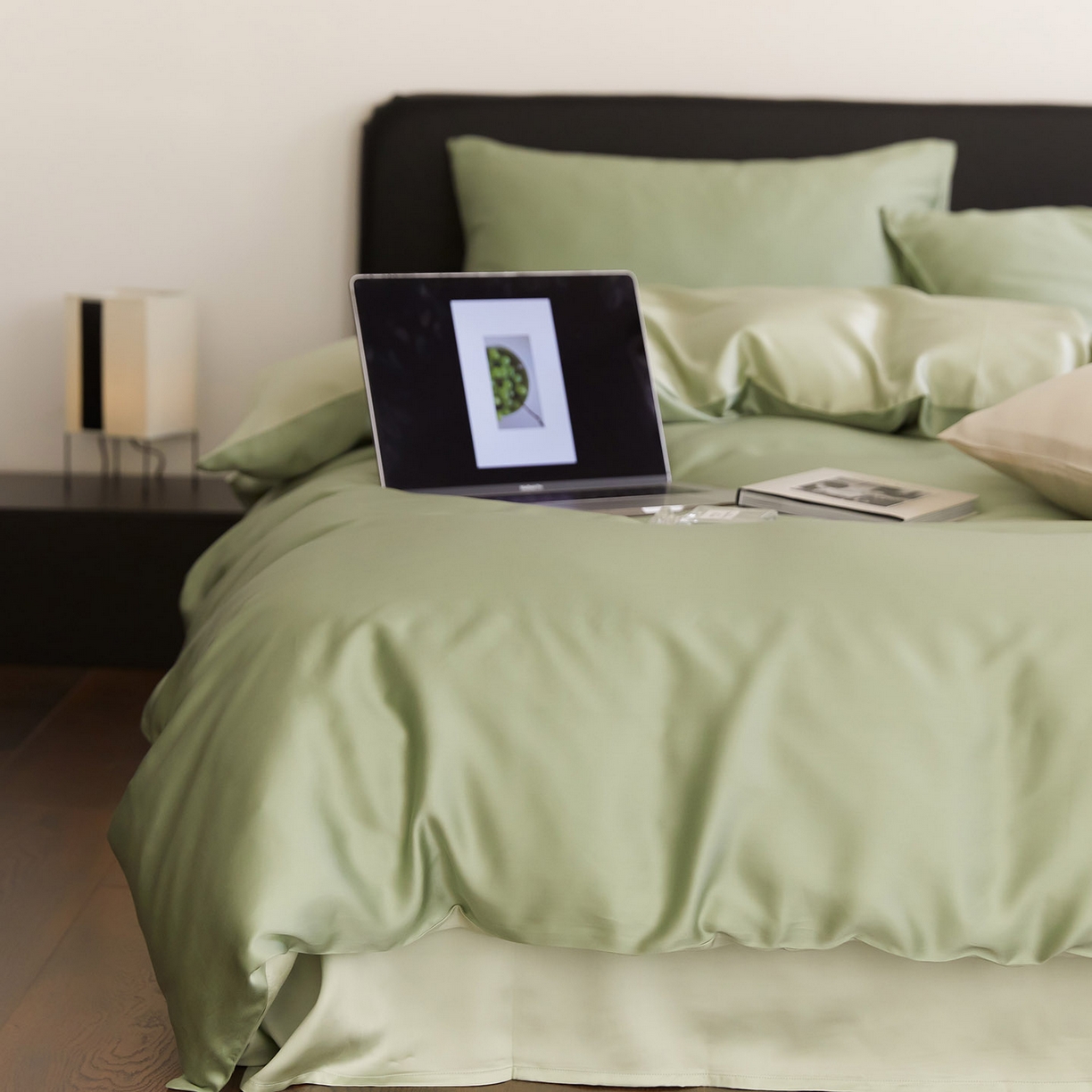 91家纺网 家纺一手货源 找家纺 群鹿蚕丝羽绒馆 2025新款60支兰精天丝纯色双拼四件套 香奈儿绿-嫩叶绿